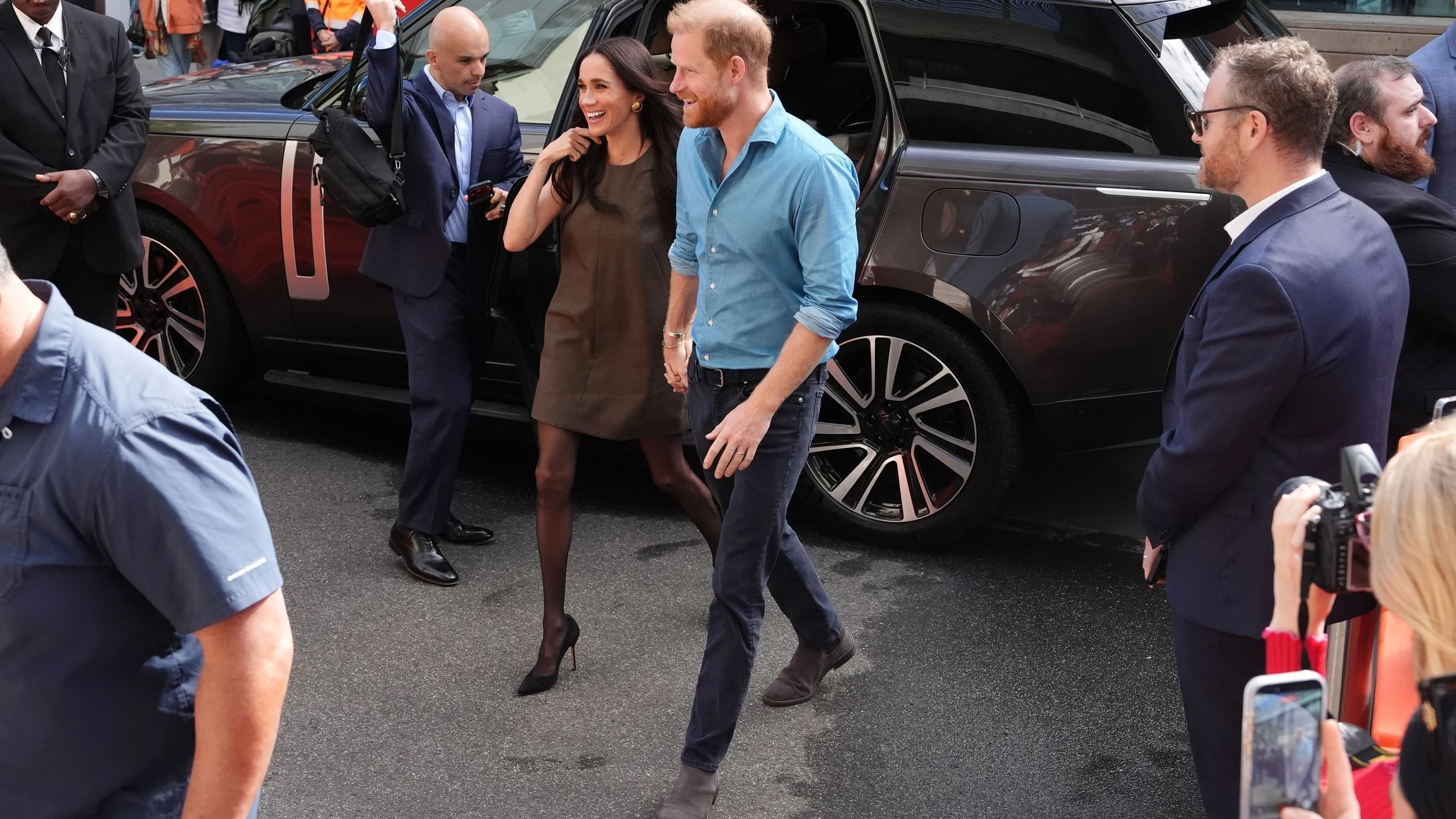 Prinz Harry, Herzog von Sussex, und Meghan, Herzogin von Sussex, treffen an der Swinburne University of Technology in Hawthorn, Melbourne, ein. - dpa