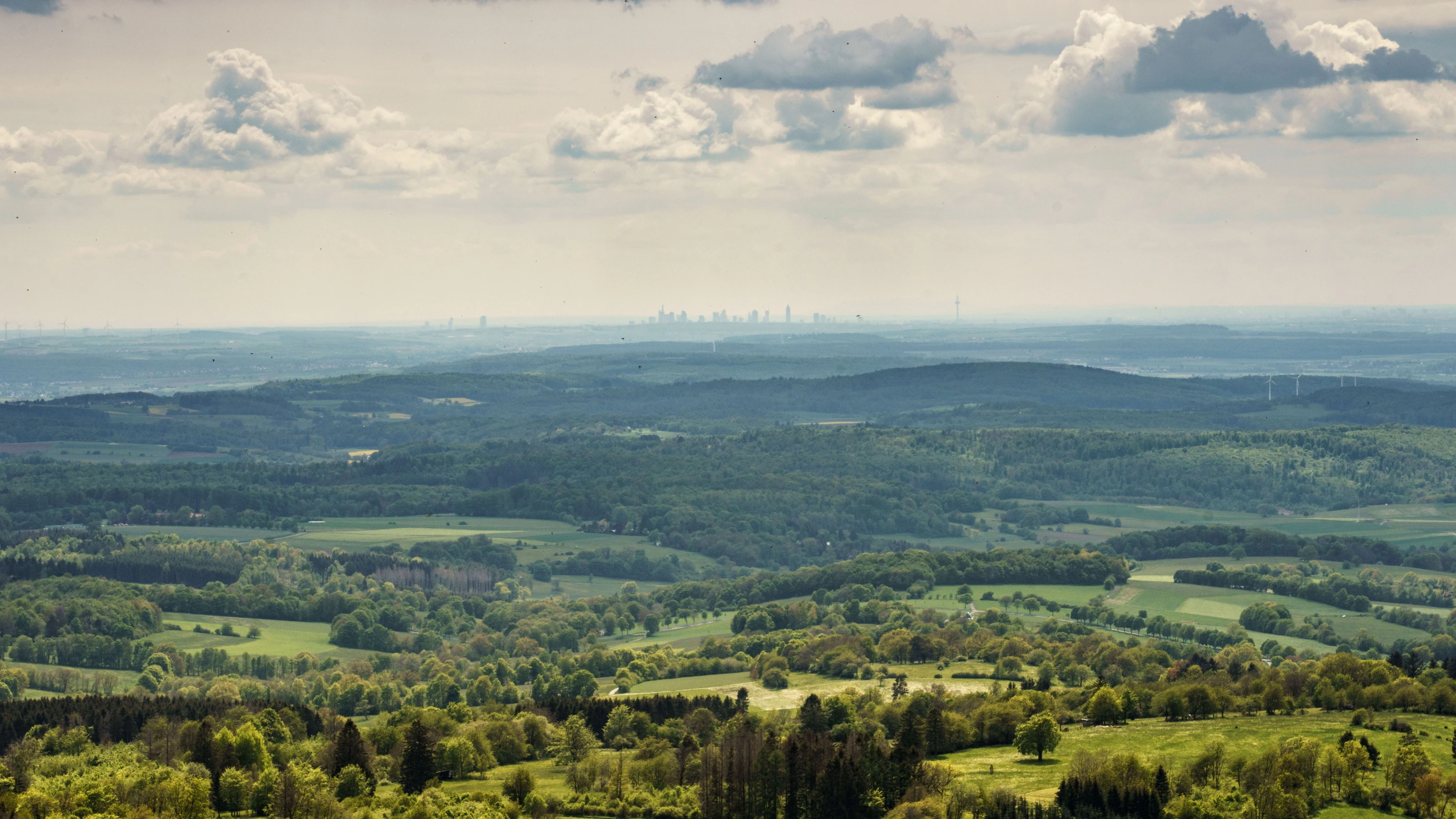 Blick vom Hoherodskopf: Unterhalb der zweithöchsten Erhebung des Mittelgebirges im Herzen Hessens wird Wanderern und Spaziergängern einiges geboten. - dpa