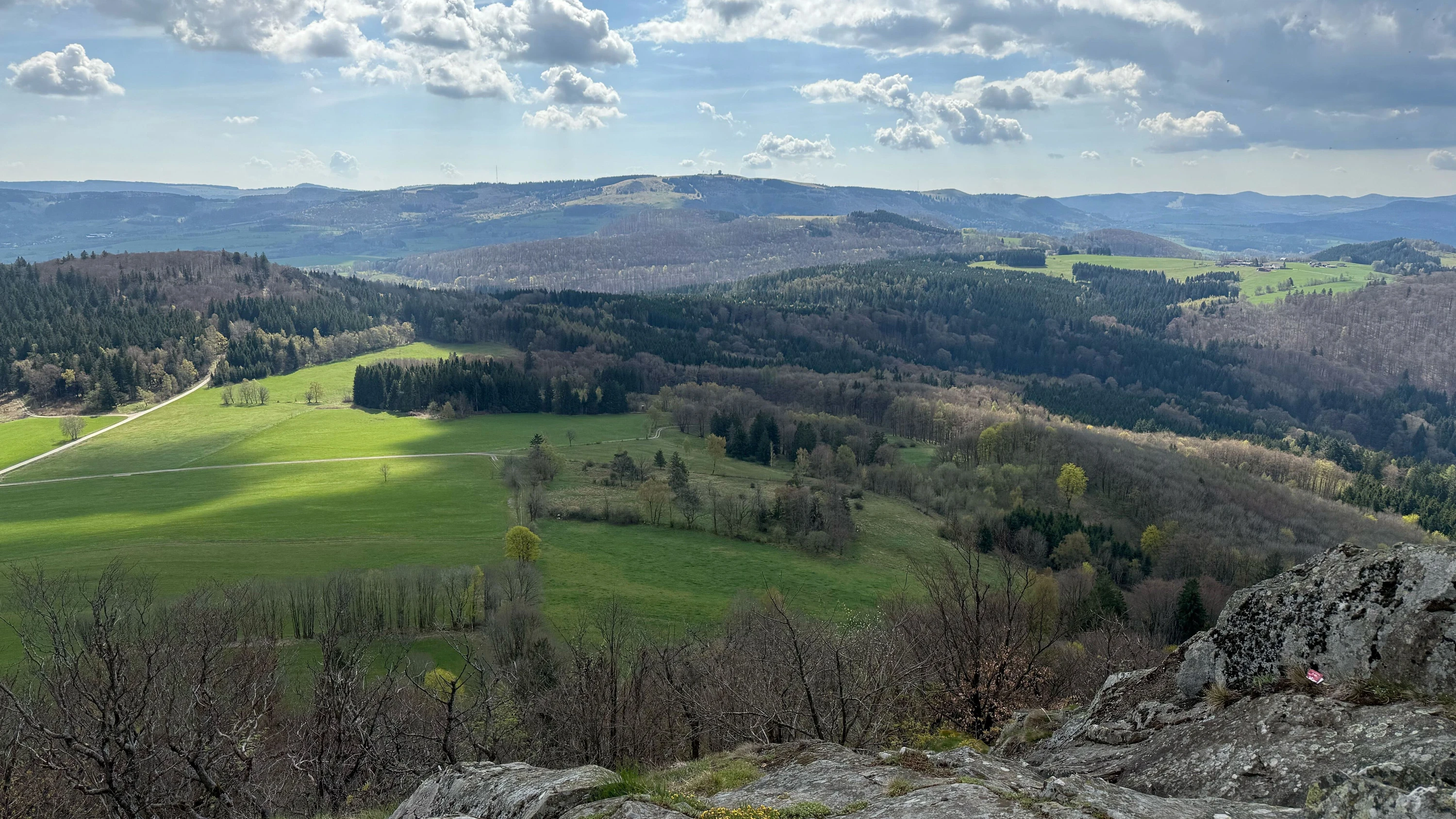 Auch bei Politikern beliebt: Von der Milseburg bei Hofbieber aus öffnet sich der Blick auf die 950 Meter hohe Wasserkuppe, die höchste Erhebung in Hessen. - dpa