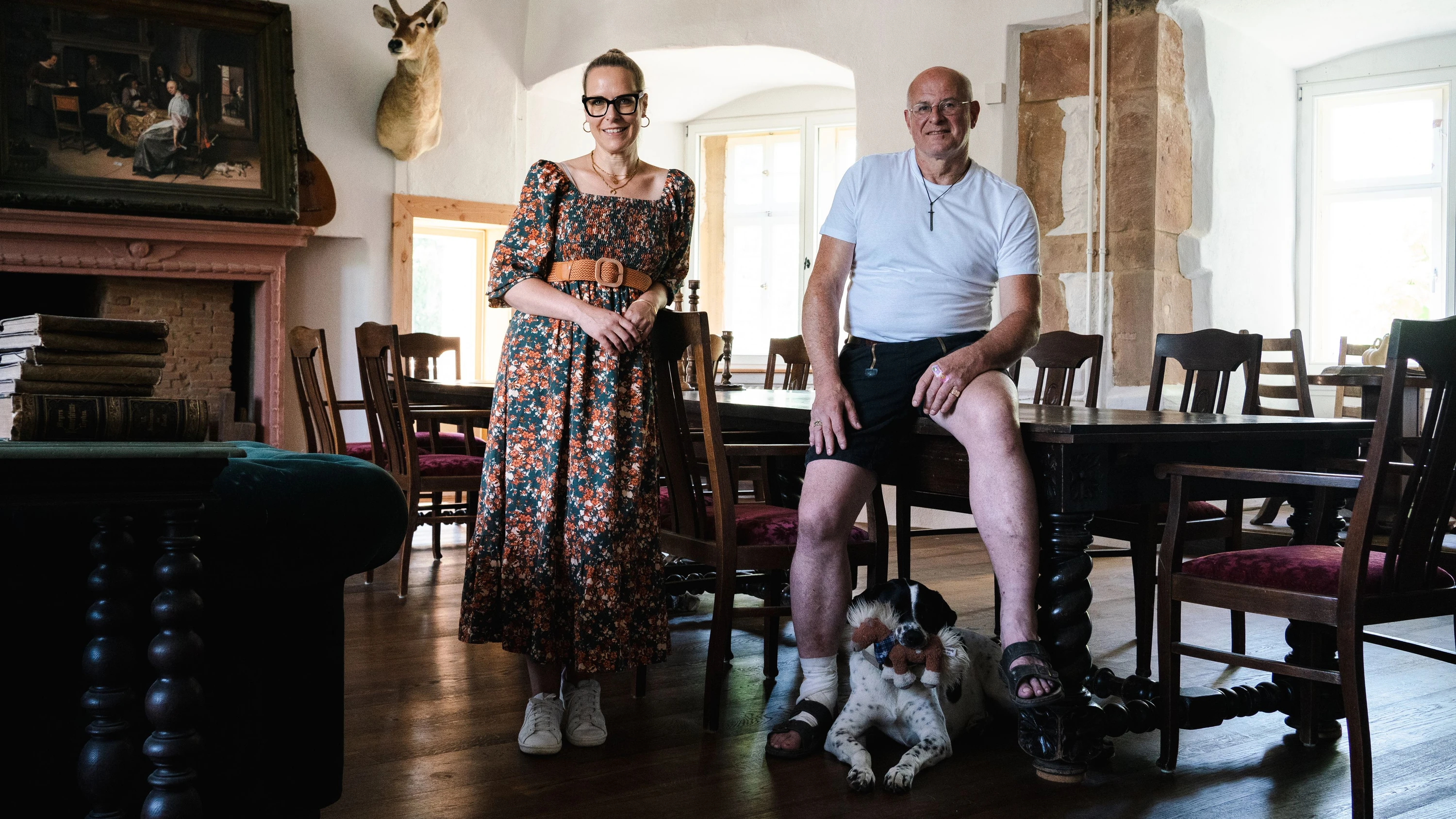 Schlossbesitzer: Das Ehepaar Friedersdorf mit Hündin Peggy im Wohnzimmer - Ben Kilb