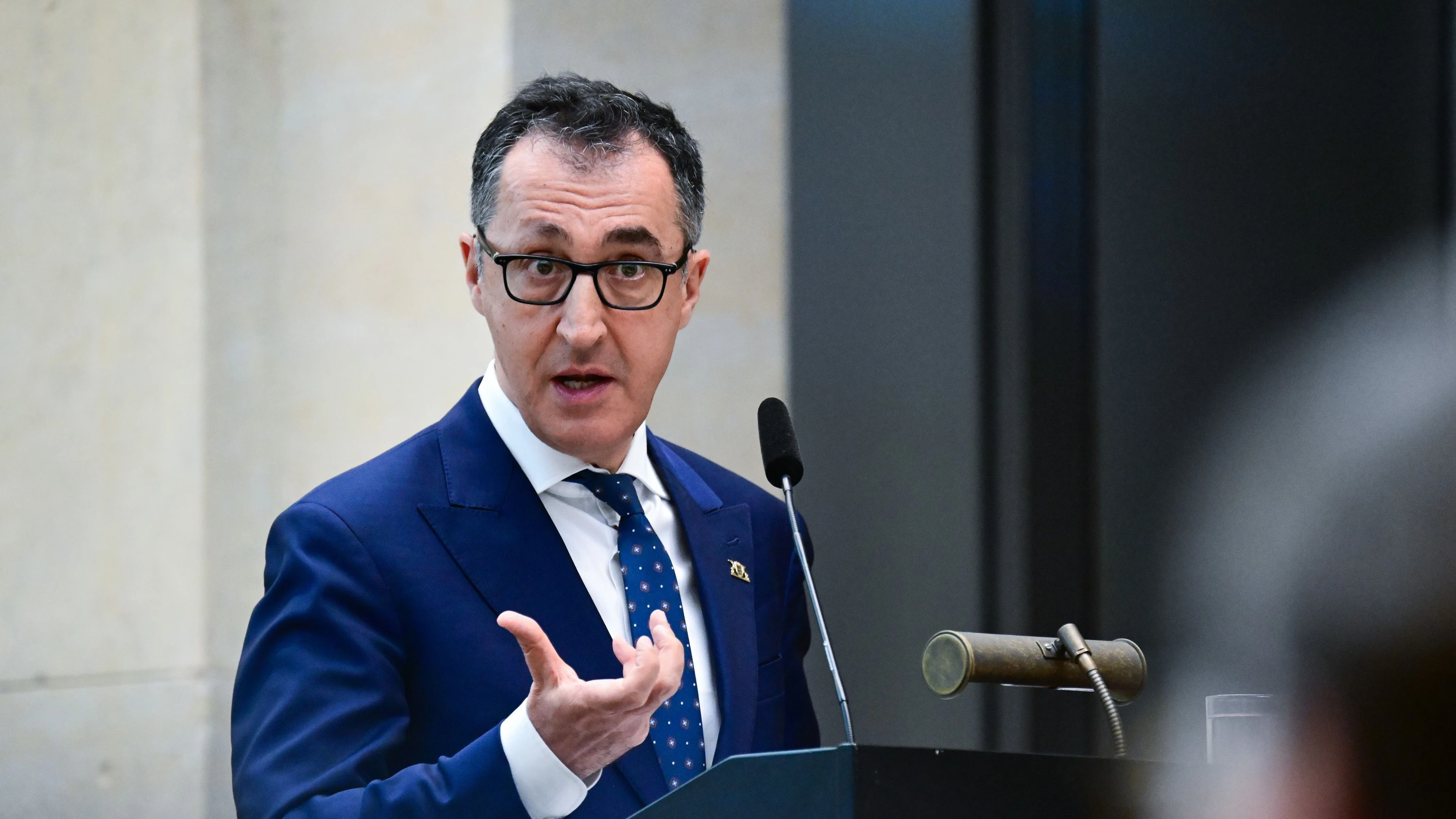 Nach Stromausfall: „Wir werden von innen angegriffen Nach dem Stromausfall in Reutlingen gehen Ermittler von Brandstiftung aus. Ministerpräsident Özdemir sagt, die mutmaßlichen Täter hätten offenbar Versorgungsausfälle herbeiführen wollen.