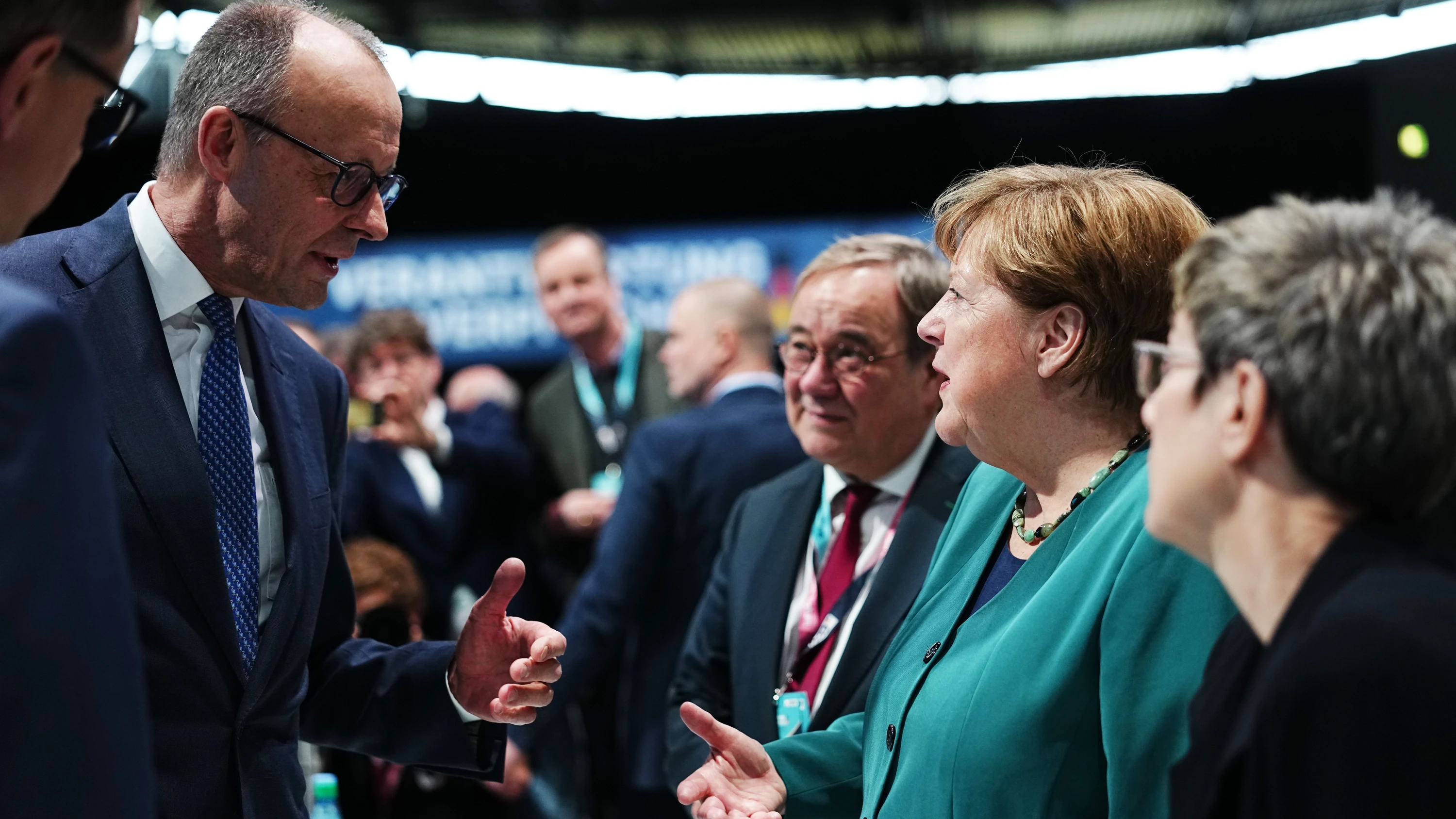 F.A.Z. Podcast für Deutschland: Ovationen für Merz und Merkel: Parteidisziplin statt Flügelkampf