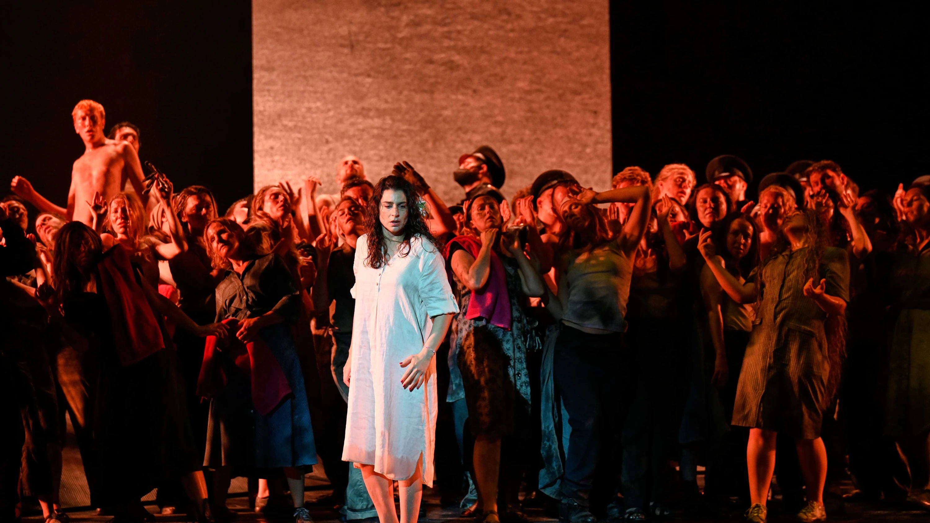 „Carmen“ in Salzburg: Des Dirigenten Eitelkeit ist Teil der Inszenierung
