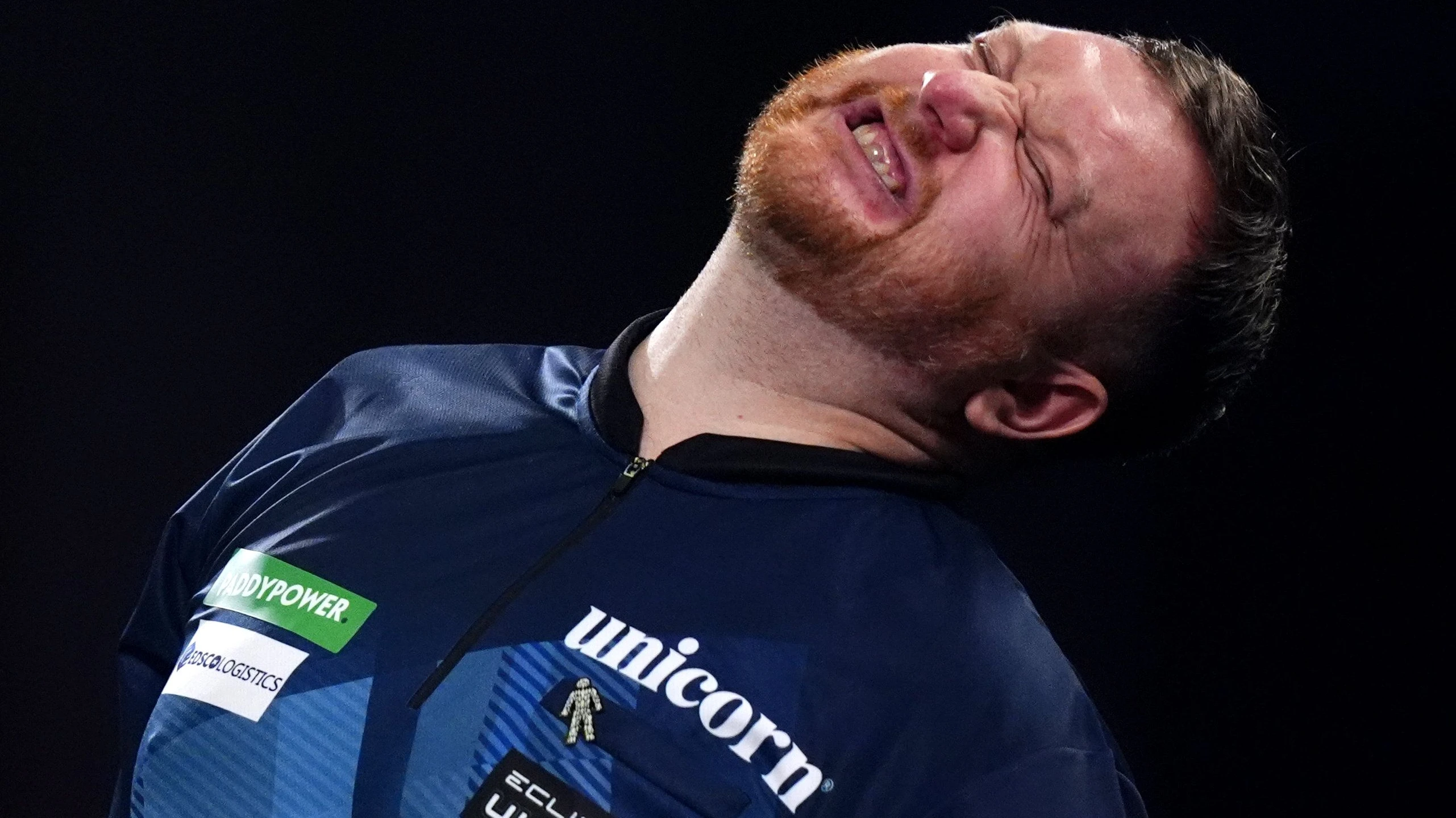 Eklat in London: Darts-Spieler mit blutiger Hand erklärt seinen Ausraster