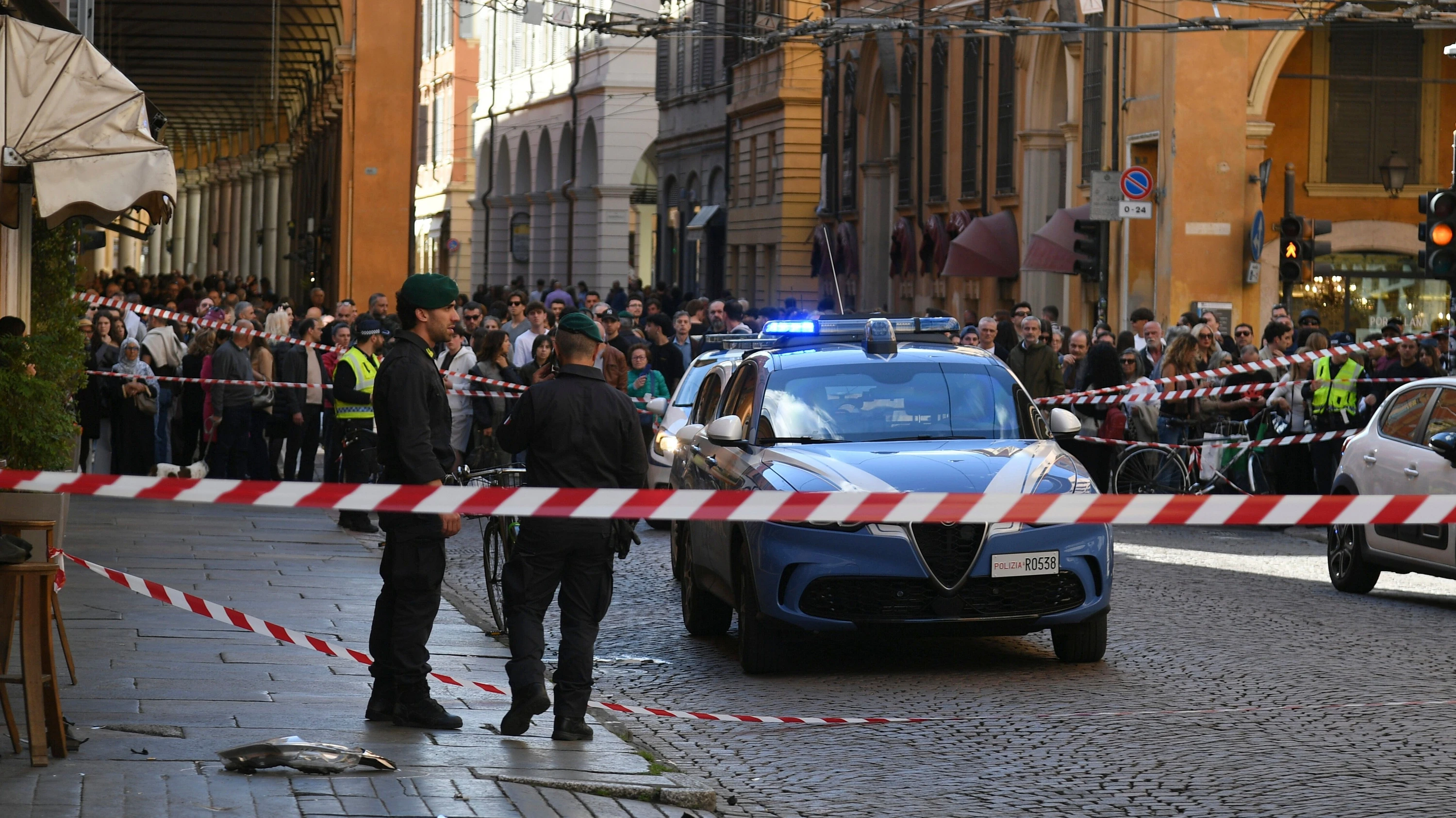 Die Polizei sichert einen abgesperrten Bereich in einer Straße in Modena, nachdem ein Mann mit einem Auto am Samstag in eine Menschenmenge gefahren war. - dpa
