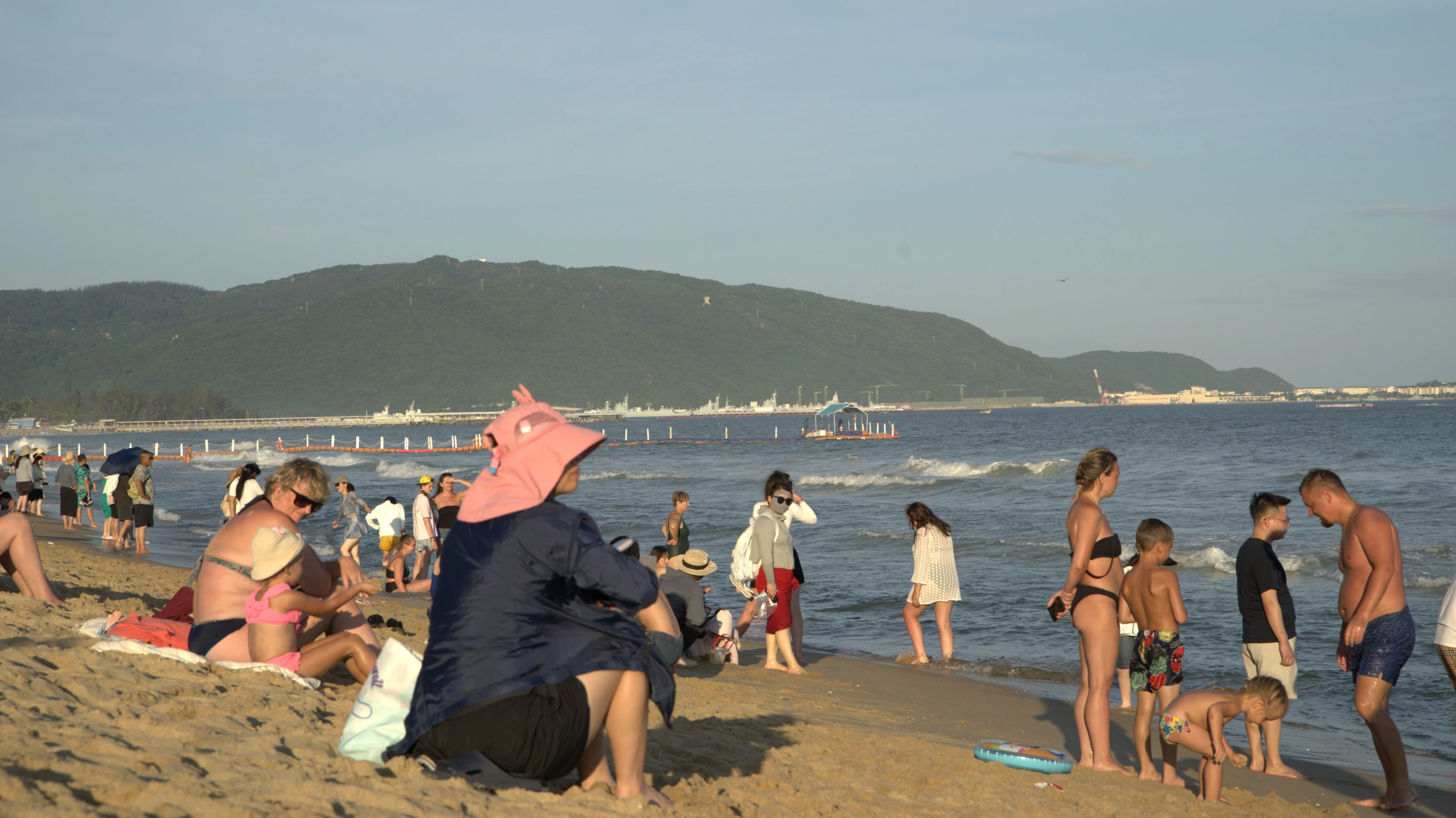 Russische und chinesische Touristen am Strand in Sanya - Gustav Theile