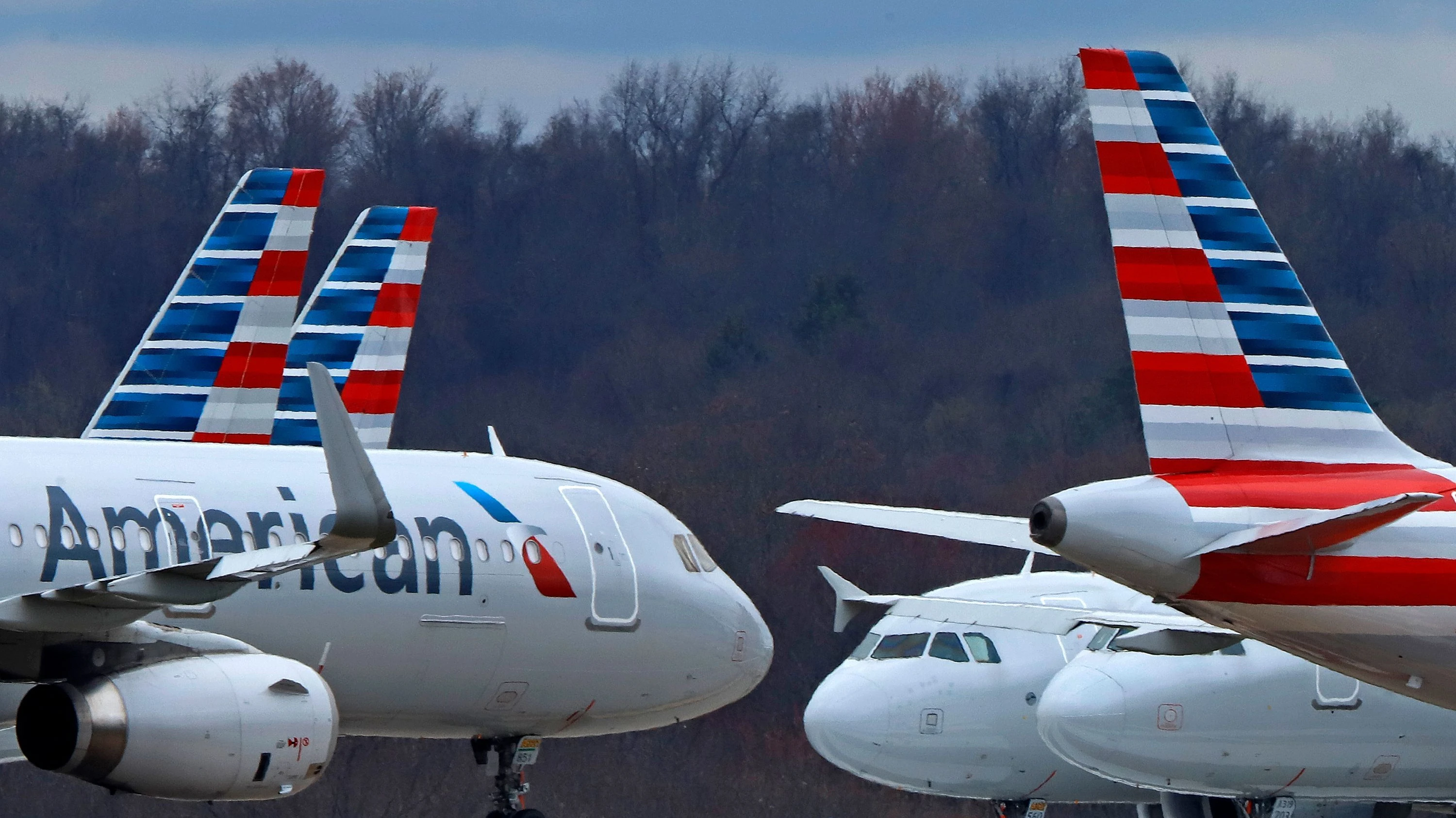 Flugzeuge der American Airlines: Einem Fluglotsen war es zu verdanken, dass die Maschinen sicher aneinander vorbeigeflogen seien. (Smybolbild) - dpa