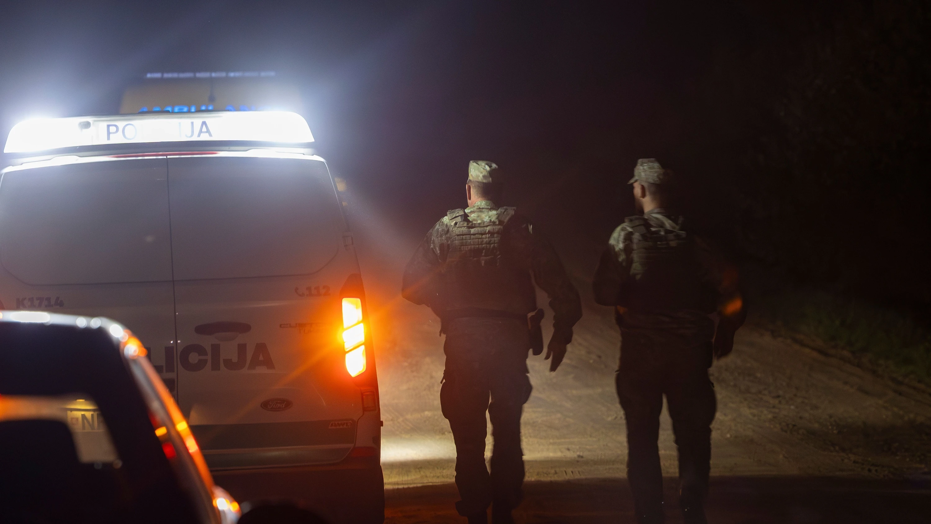 Litauische Soldaten sichern das Gebiet ab, in dem italienische Kampfflugzeuge eine Drohne abgeschossen haben. - dpa