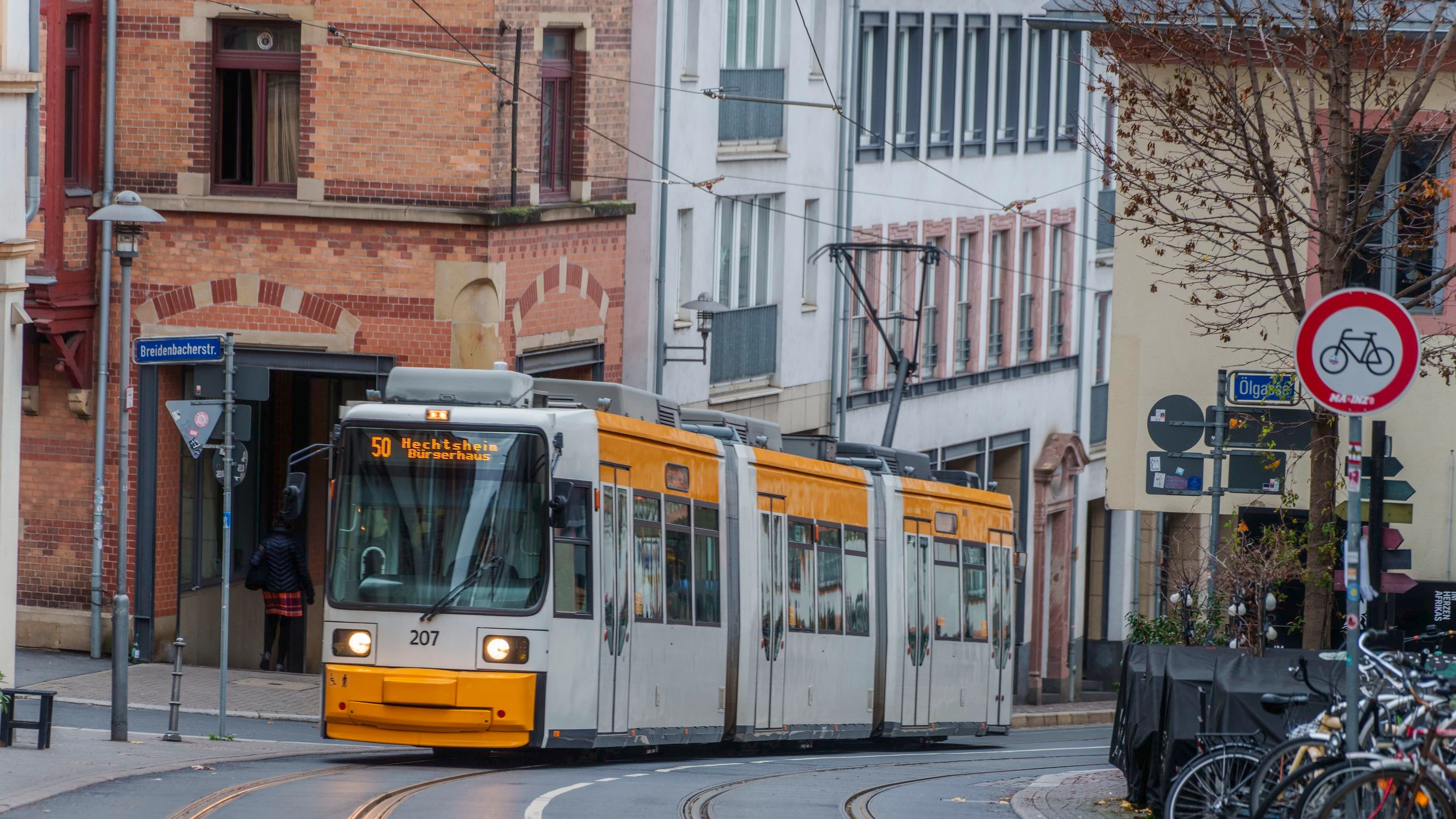 Unfall in Mainz: Fußgängerin von Straßenbahn mitgeschleift
