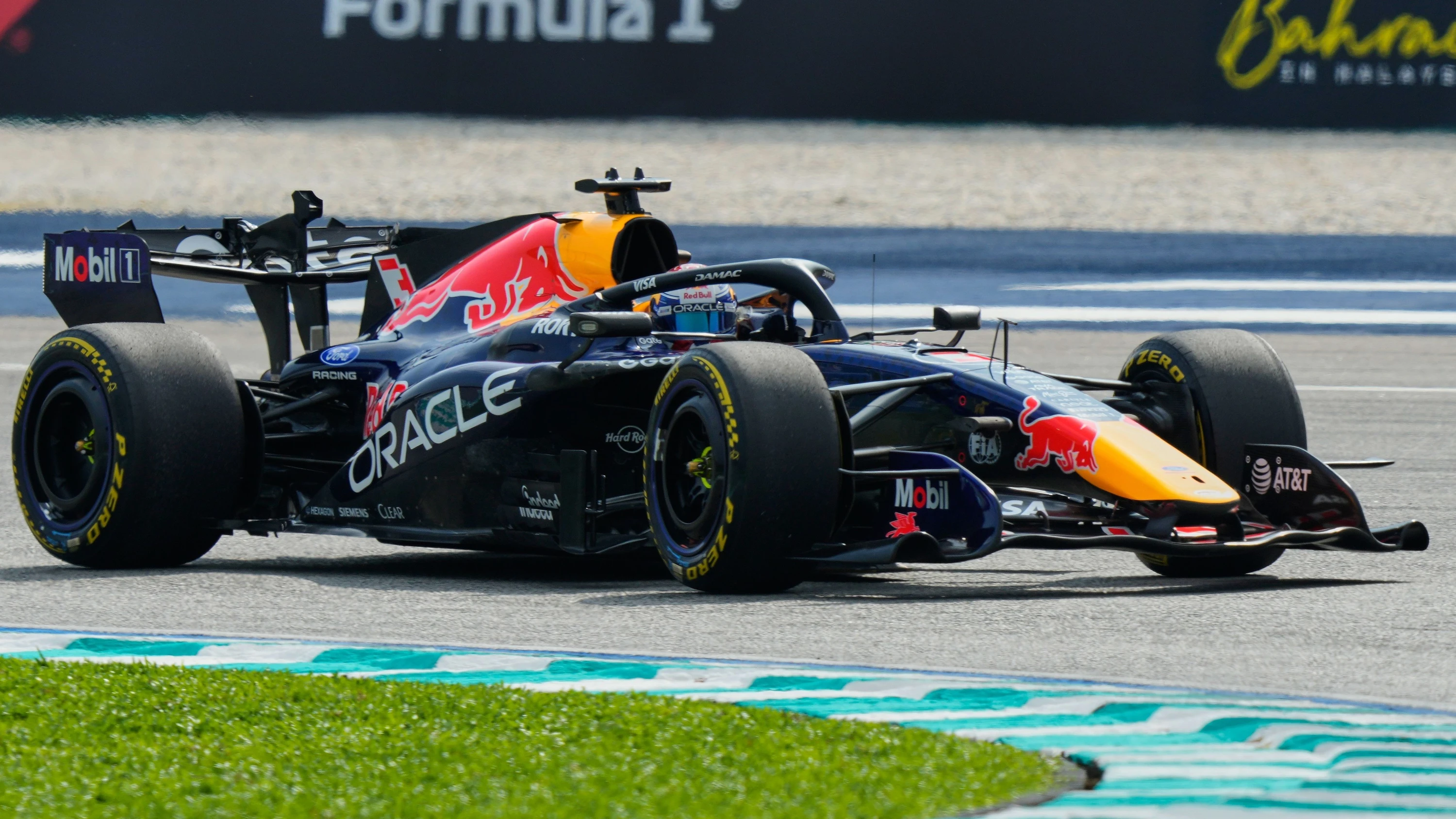 Auf der Rennstrecke in Sepang: Max Verstappen im Red Bull - AP Photo/Aijaz Rahi