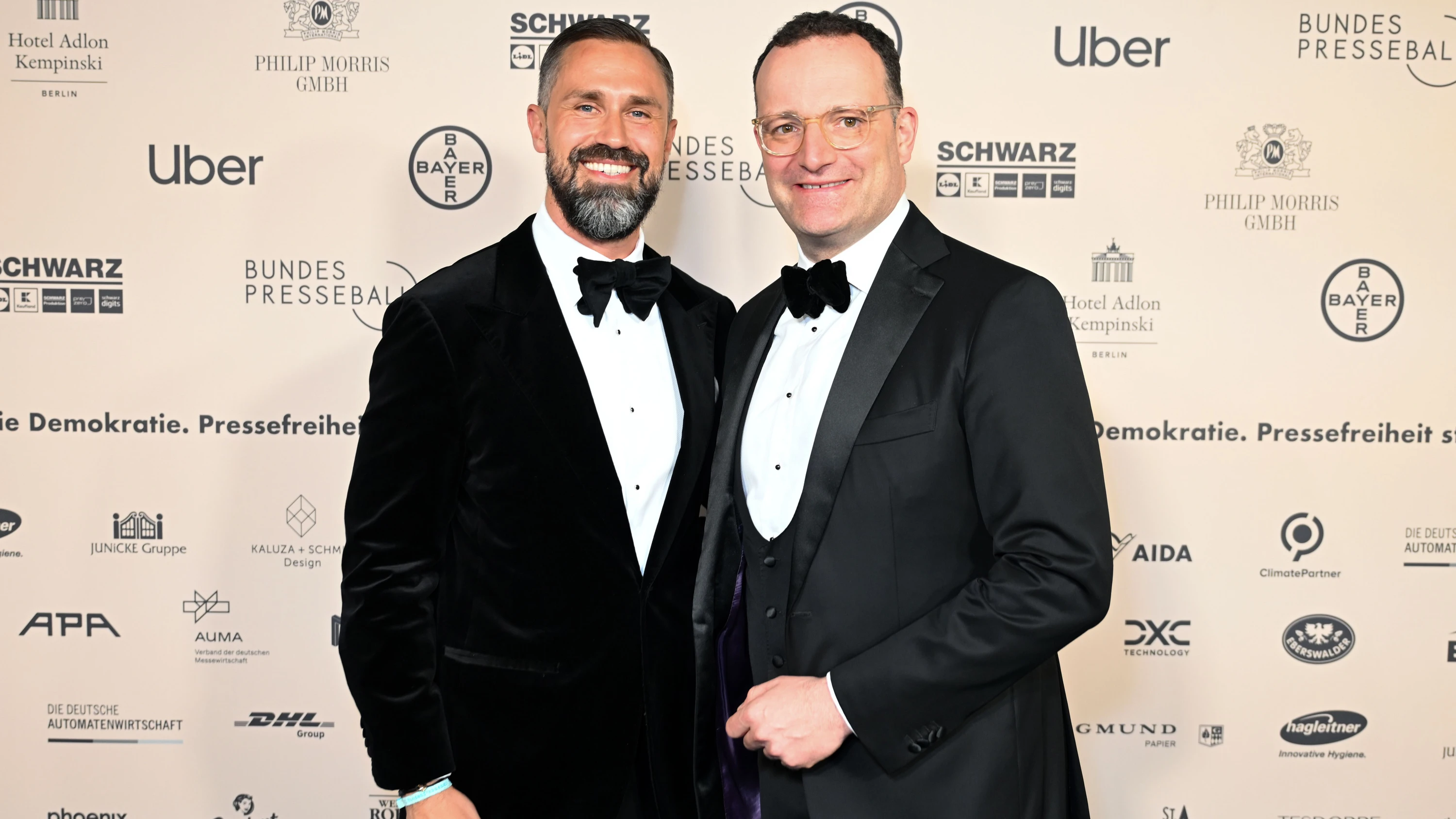 Spahn und Streeck: Ein Kind um jeden Preis? Spahn und Streeck: Ein Kind um jeden Preis?