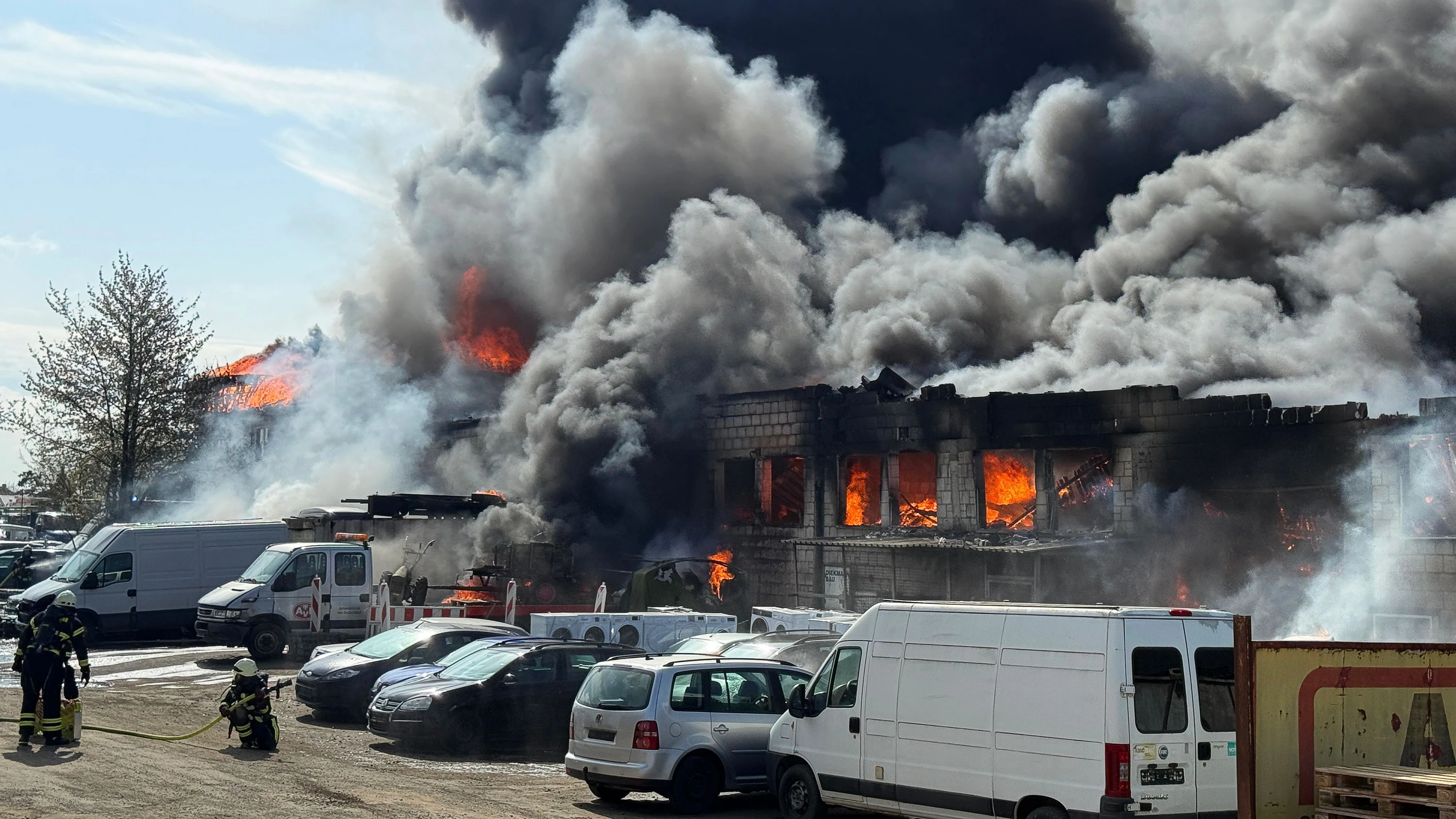 Landkreis Kassel: Ermittlungen nach Feuer mit Millionenschaden in Fuldatal