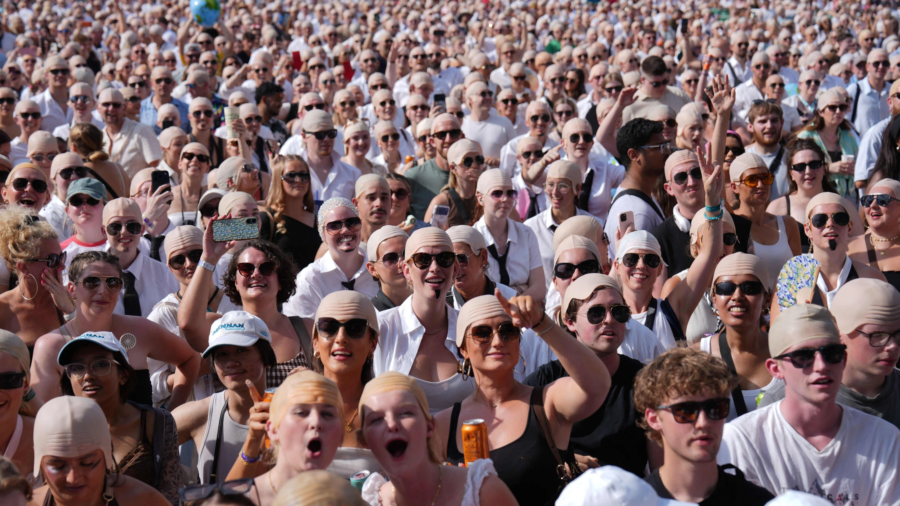 Bei Pitbull-Konzert: Rekord mit 21.141 Glatzen aus Latex Bei Pitbull-Konzert: Rekord mit 21.141 Glatzen aus Latex