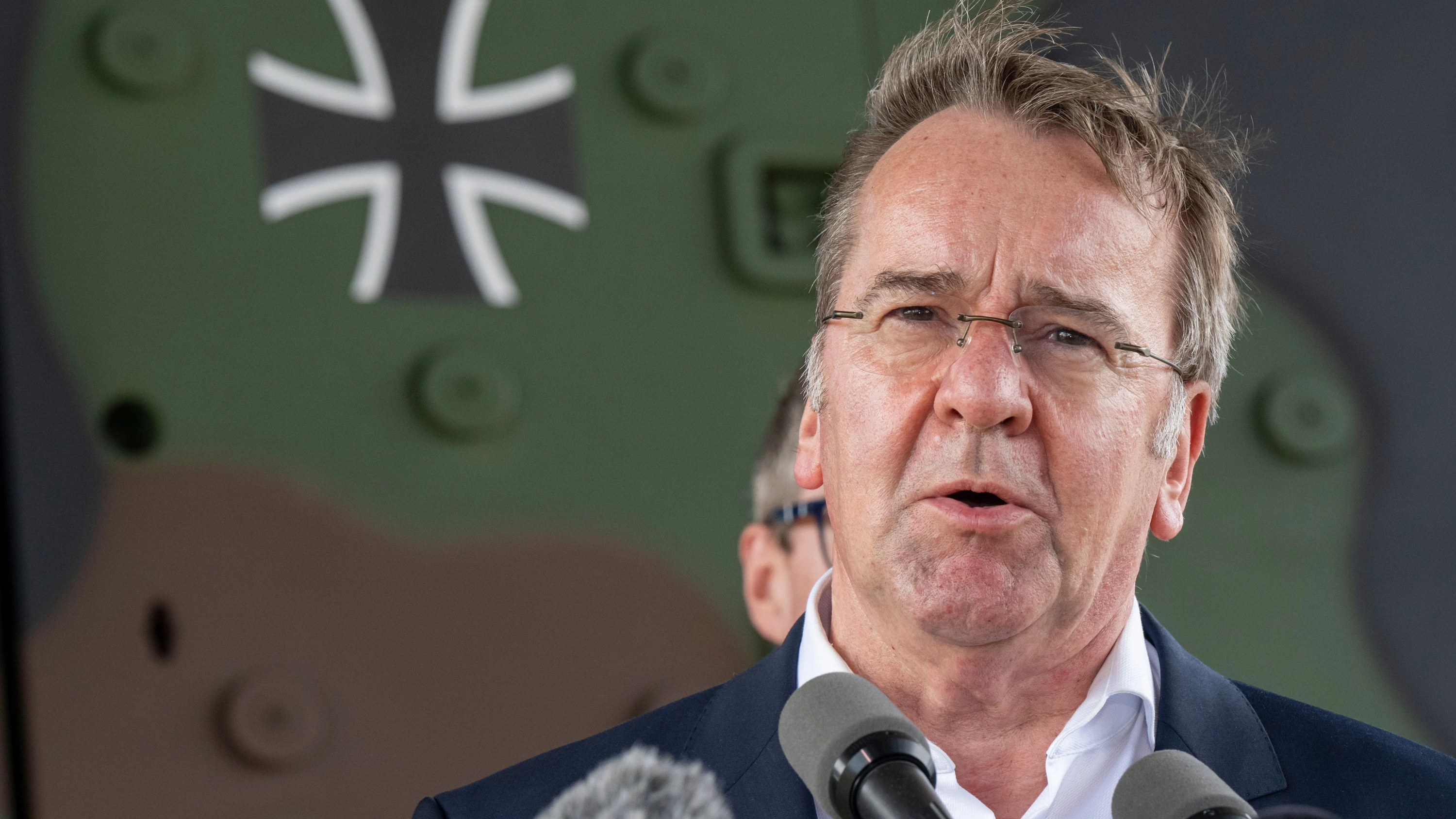 Auslandsreisen: Pistorius will Meldepflicht für Männer aussetzen