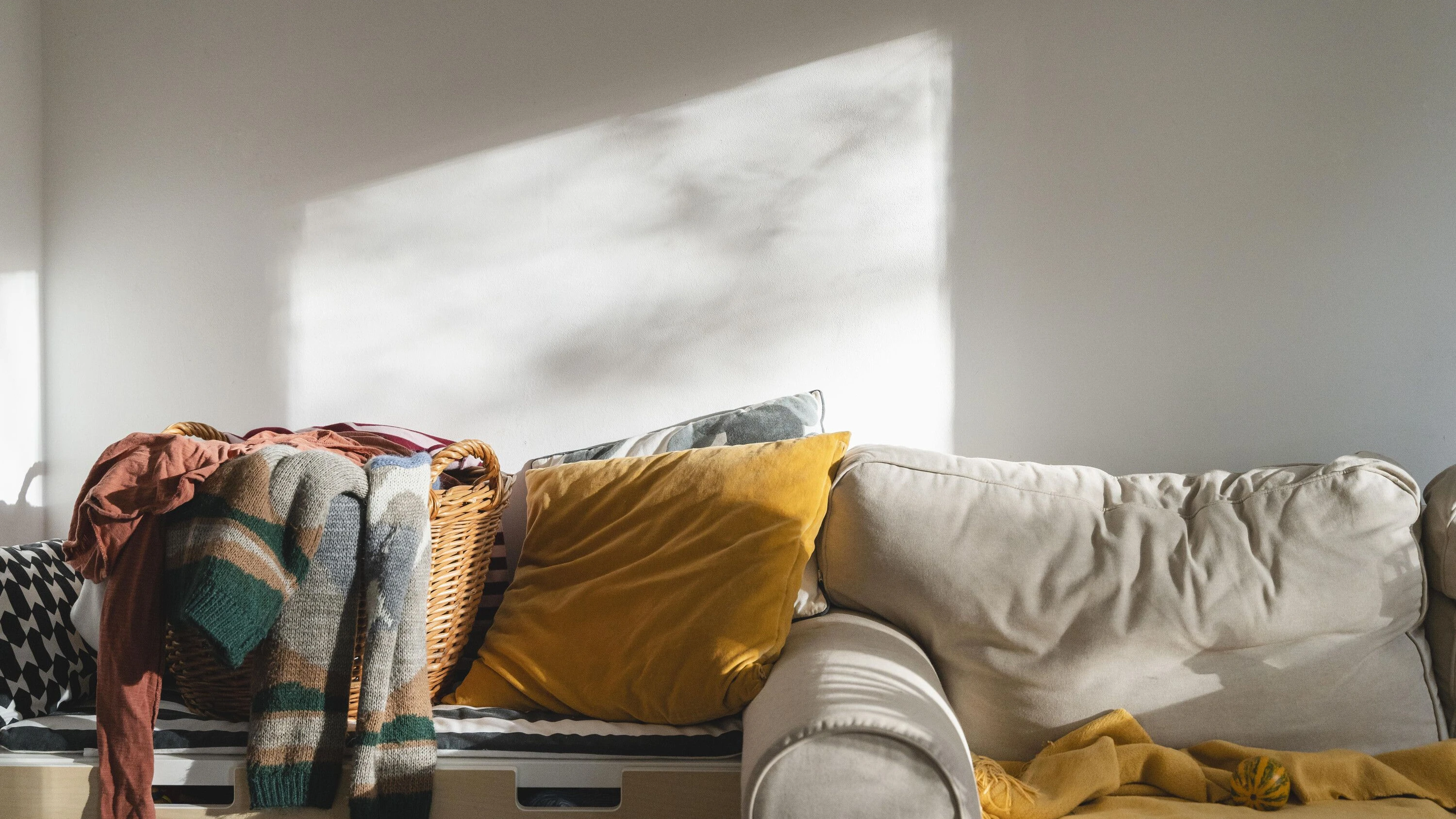 „Räum dein Zeug auf!“: Mein Partner ist unordentlich – muss ich das akzeptieren?