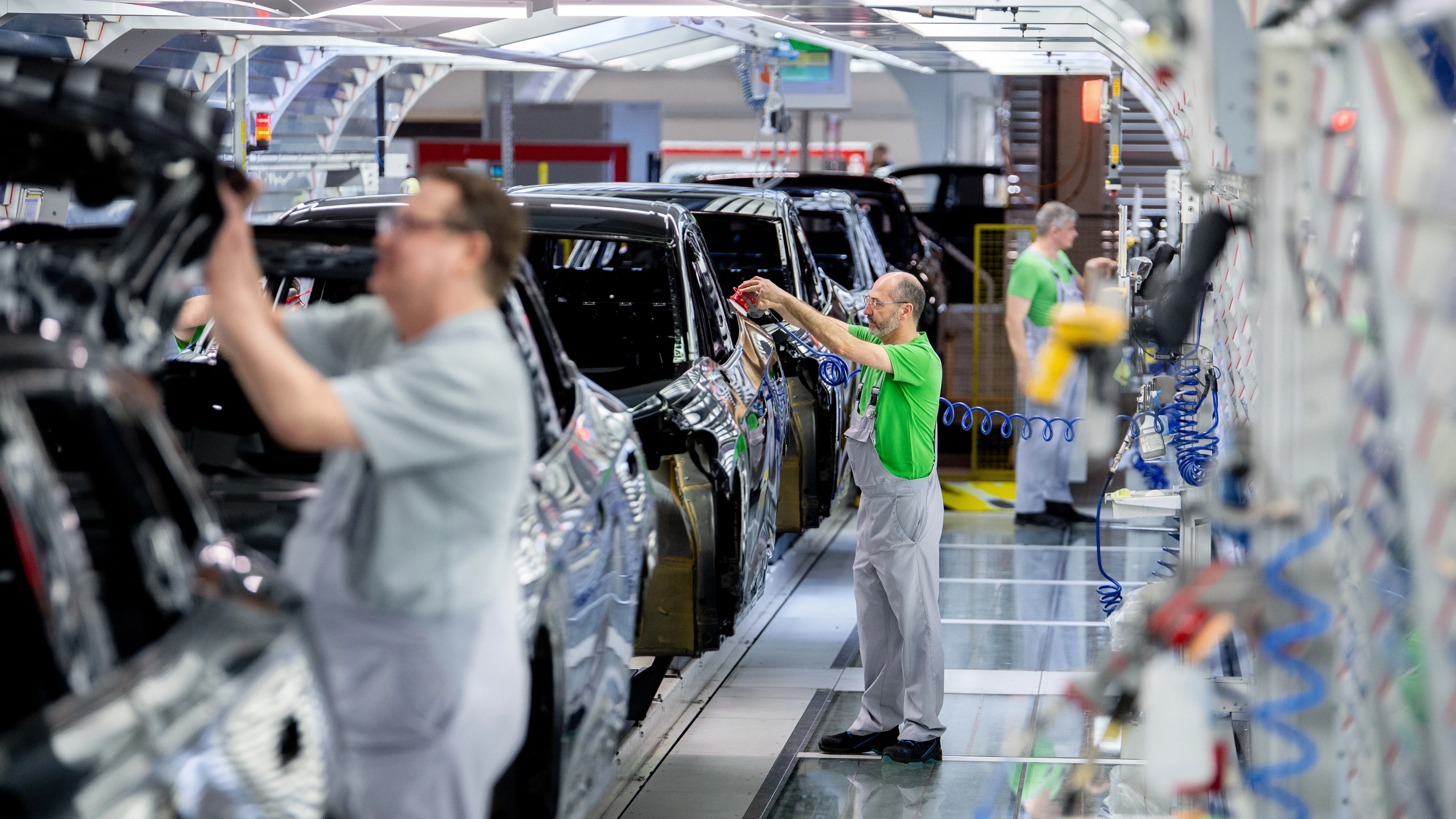 Business-Ticker: Deutsche Unternehmen drosseln Produktion überraschend Business-Ticker: Deutsche Unternehmen drosseln Produktion überraschend