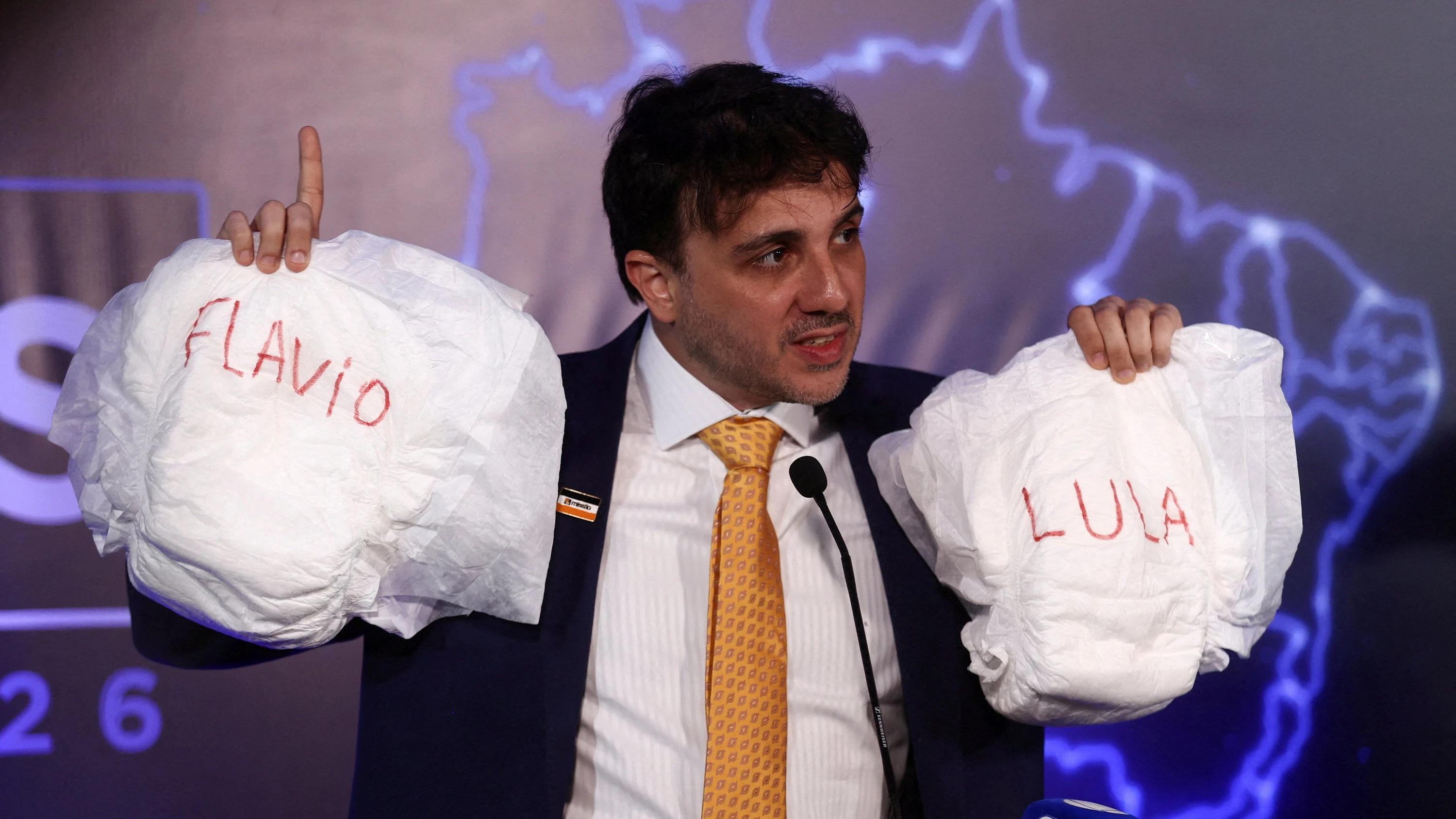 Wahlkampf in Brasilien: Statt einer Debatte gibt es Windeln für Lula und Bolsonaro