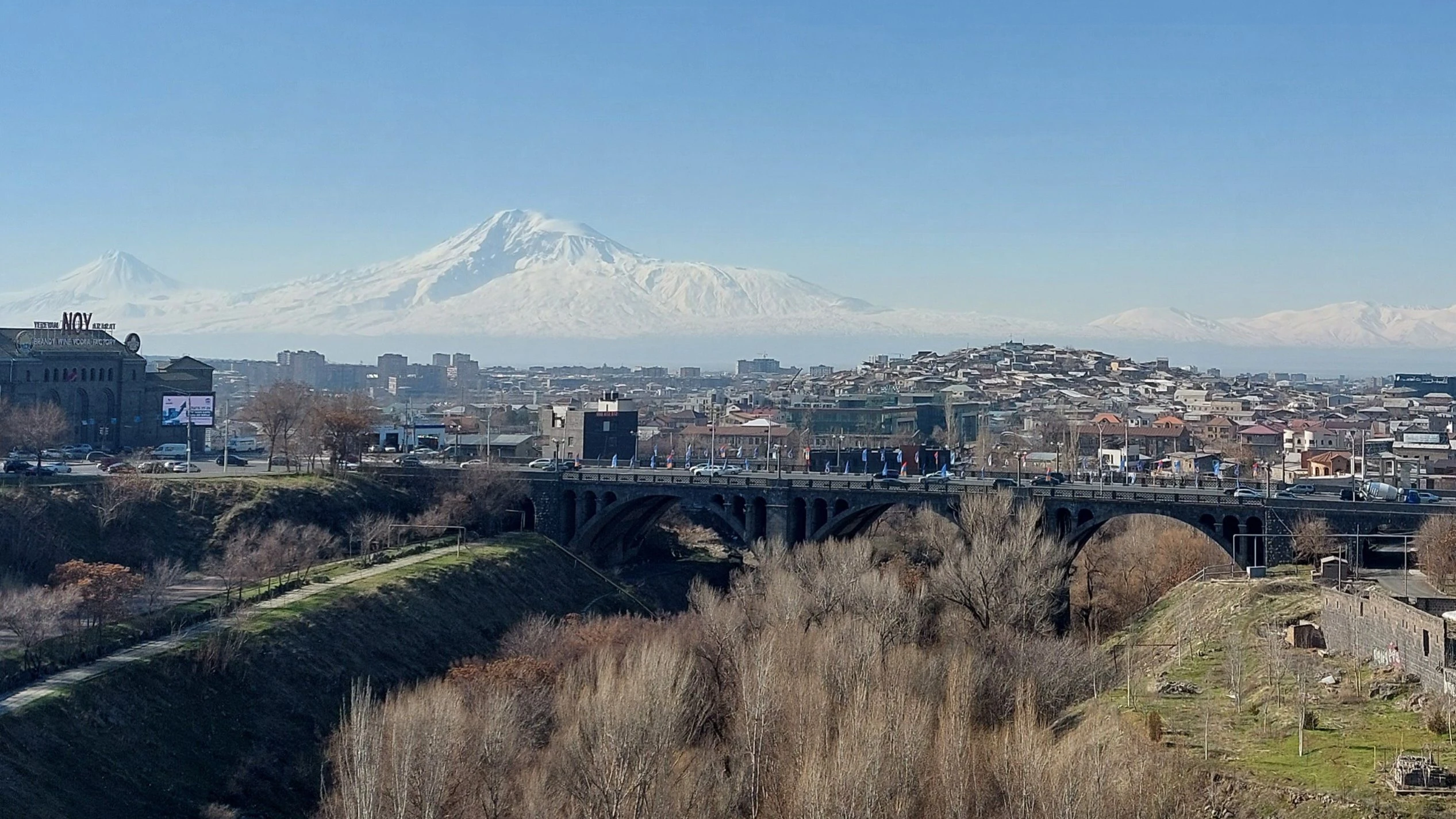 Bild: Nächtliches Jerewan: Cognac, Jazz und üppige Tischgelage im Schlaraffenland