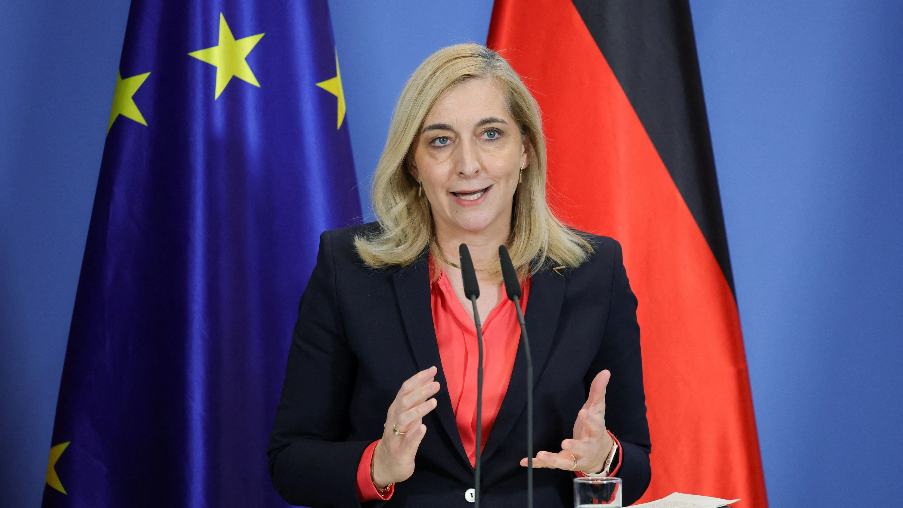 Schneller Aufstieg: Wollen Sie Angela Merkel nachfolgen, Frau Warken?