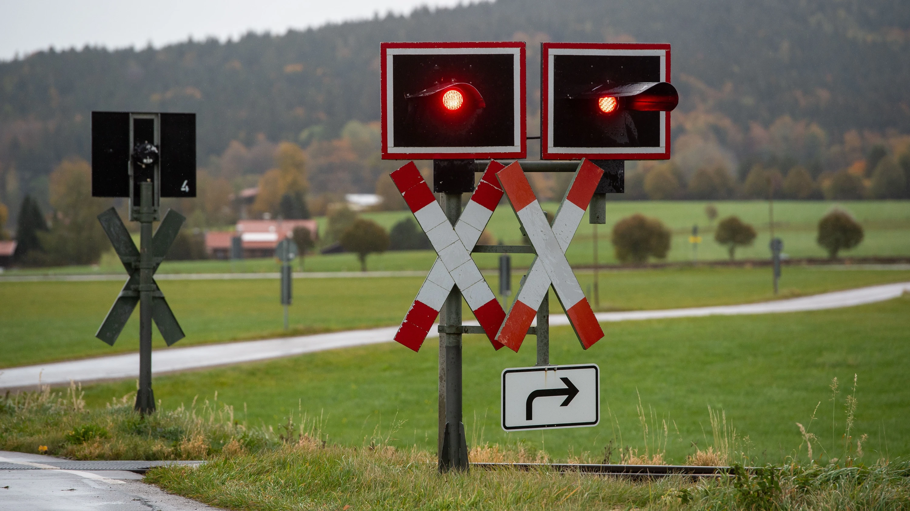 Bad König im Odenwald: Autofahrer stirbt bei Unfall auf Bahnübergang Bad König im Odenwald: Autofahrer stirbt bei Unfall auf Bahnübergang