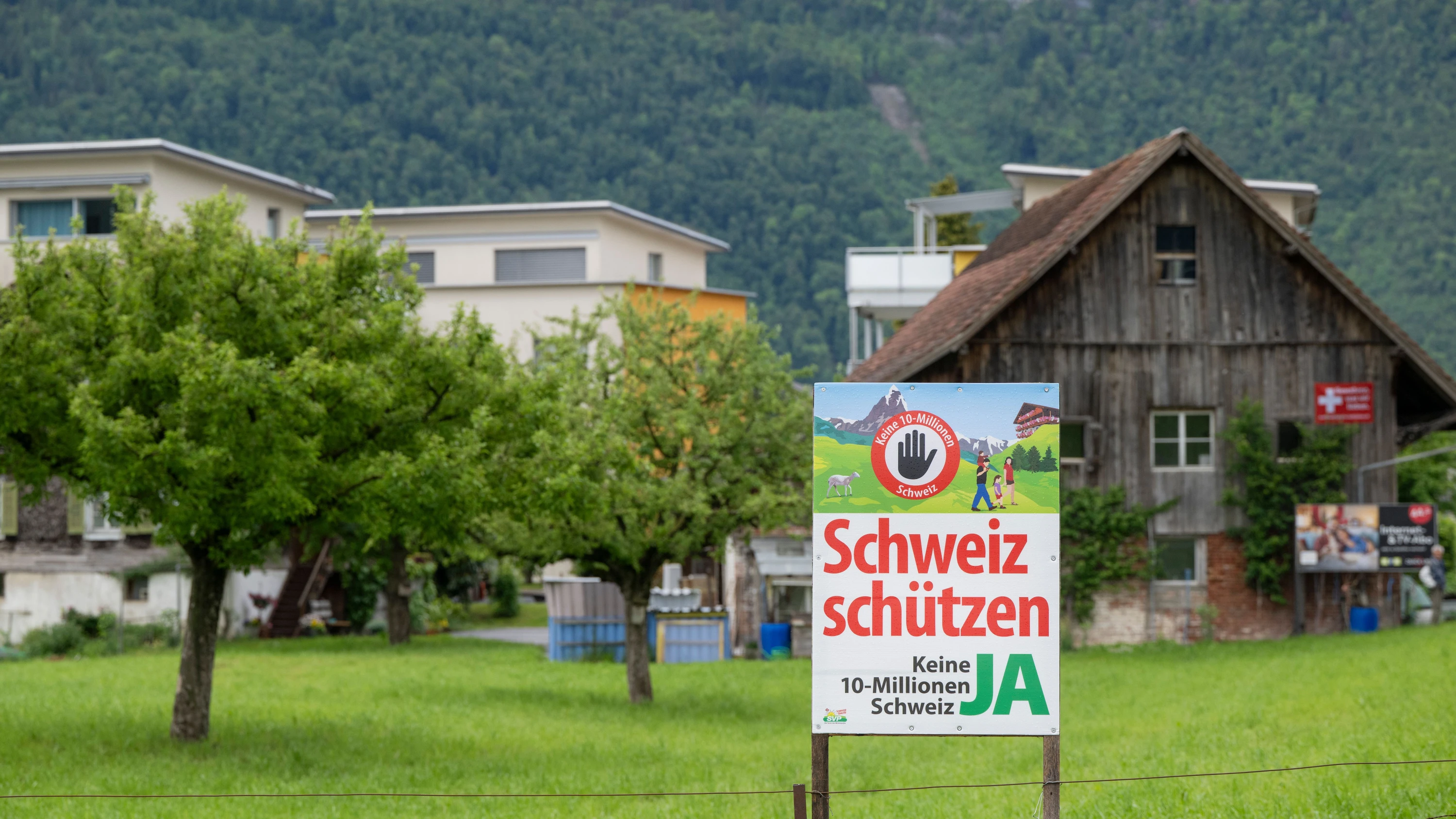 Volksbefragung: Schweizer lehnen einen Bevölkerungsdeckel ab Nach Hochrechnungen stimmen 54 Prozent gegen die „Keine 10-Millionen-Schweiz!-Initiative. Die Sozialdemokraten sprechen von einem „historischen Sieg für eine offene Schweiz.