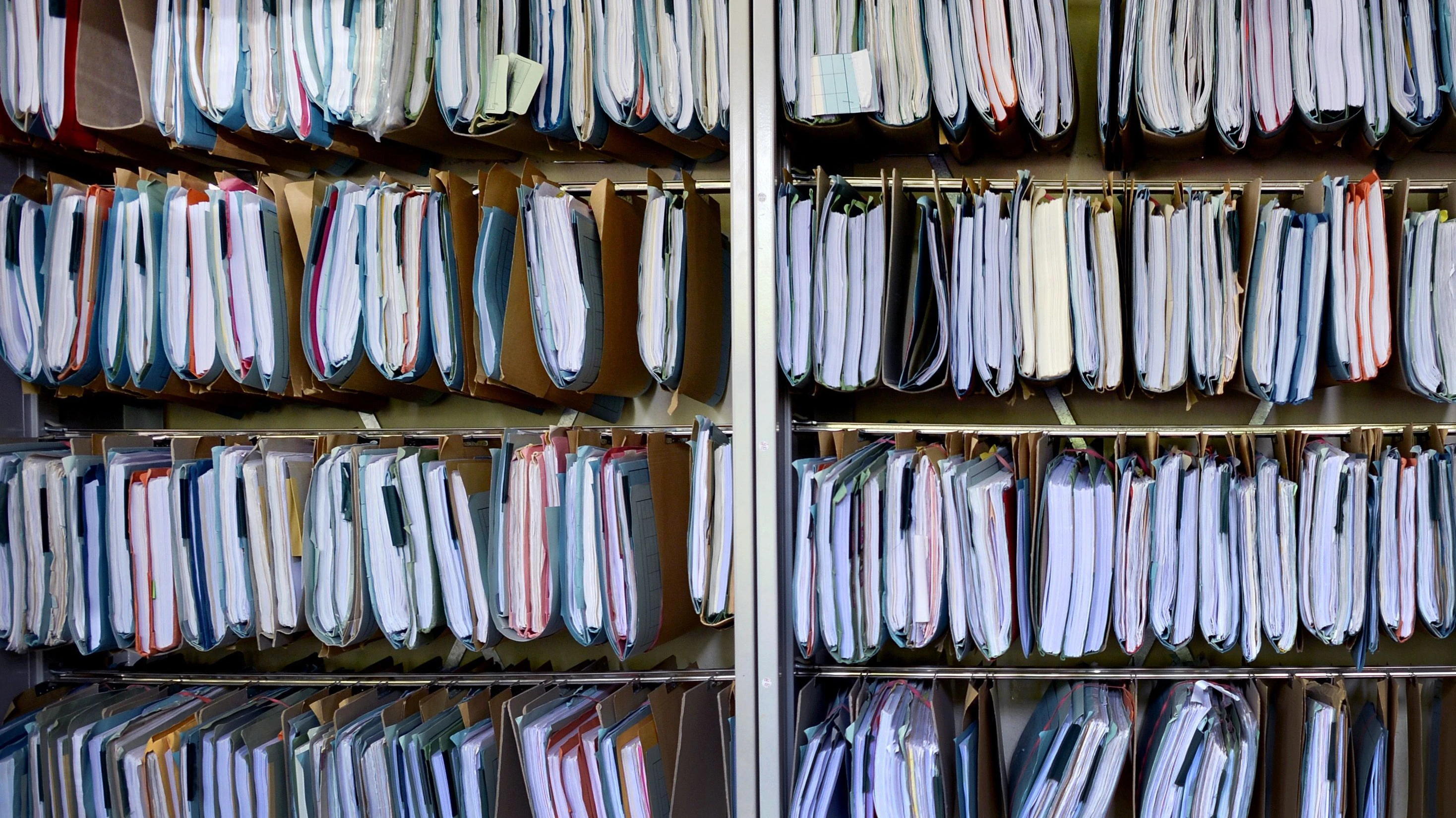 Ob digitalisiert oder noch analog: An den Sozialgerichten warten viele Akten auf die Bearbeitung durch Sozialanwälte. - dpa