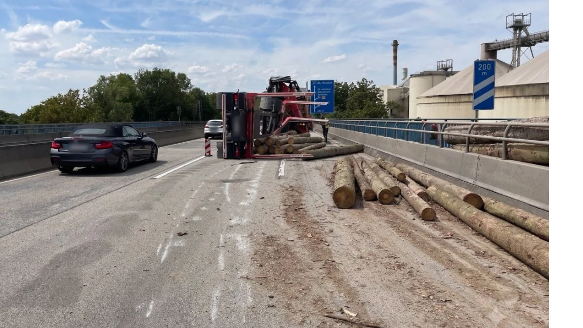Baumstämme auf der Fahrbahn: Der Unfall auf der Weisenauer Brücke - Polizeiautobahnstation Heidesheim