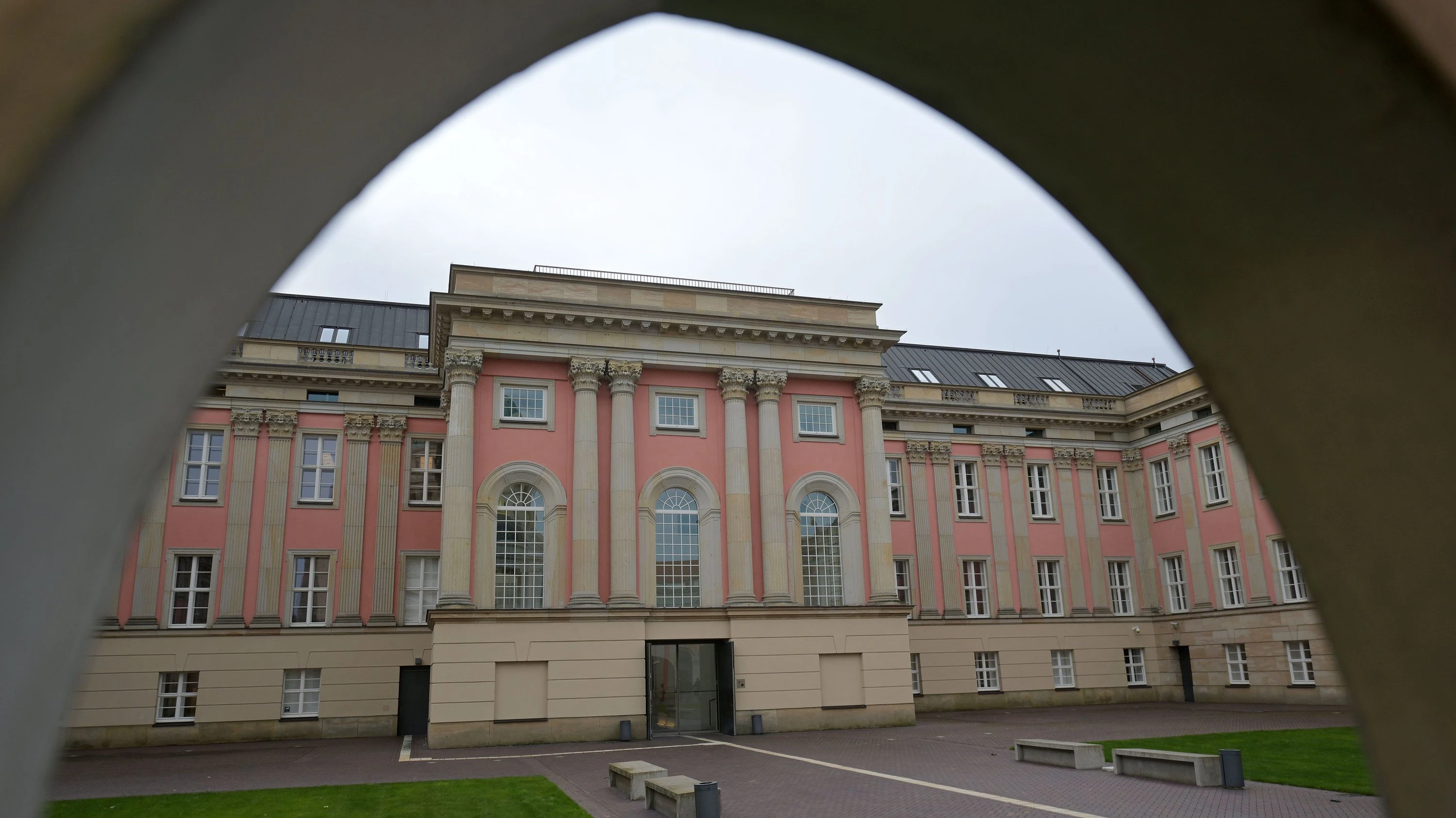 Ein neues Fundament: im Potsdamer Landtag diskutiert man über die Stärkung der Wissenschaftsautonomie - dpa
