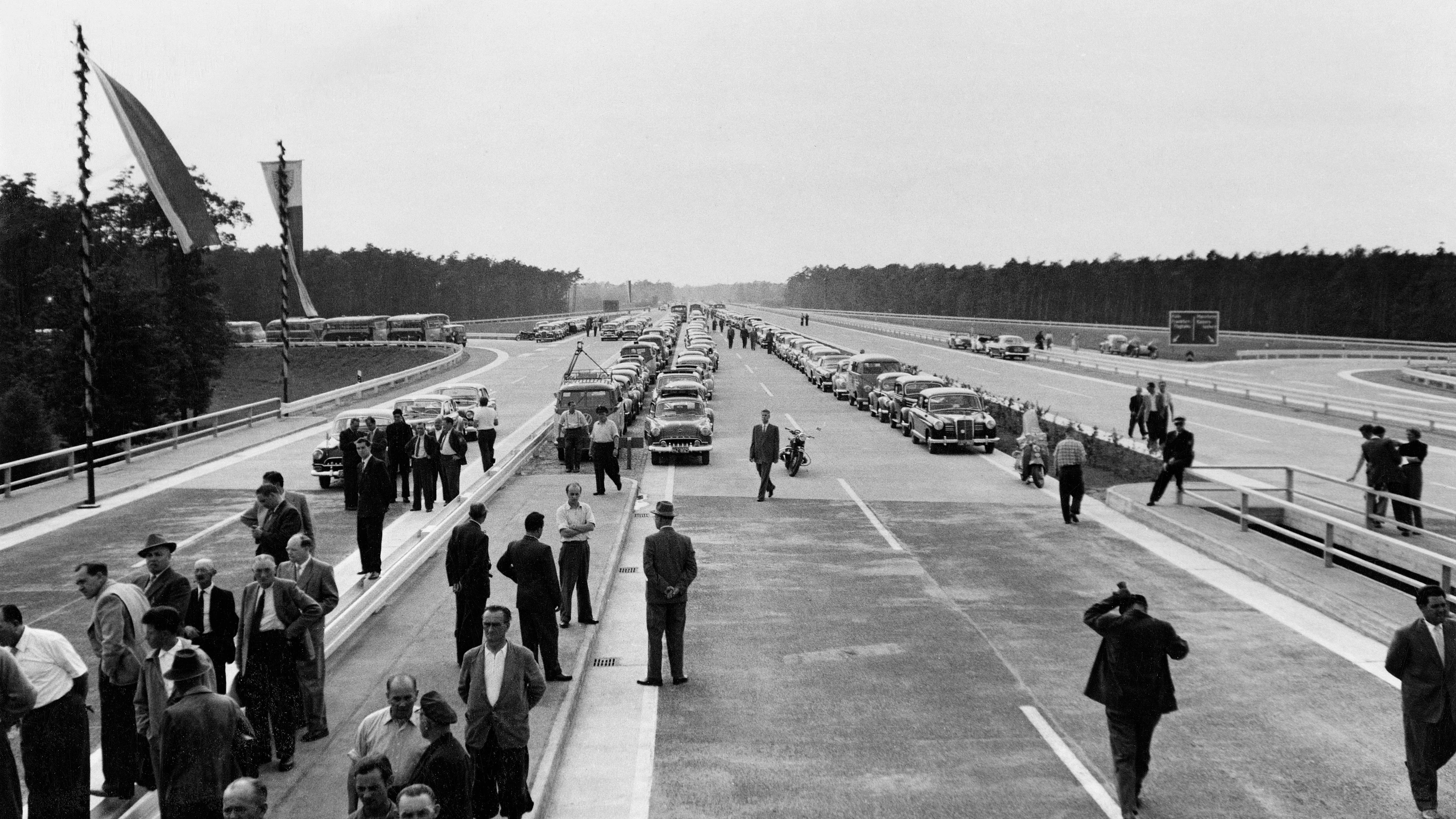 Historischer Tag: Die Aufnahme von der feierlichen Eröffnung des Frankfurter Kreuzes am 10. Juli 1956 zeigt die „girlandenumwundenen Masten“ und die „kilometerlange Schlange blitzender Kraftfahrzeuge“, die in der F.A.Z. einen Tag später beschrieben wurden. - Lutz Kleinhans