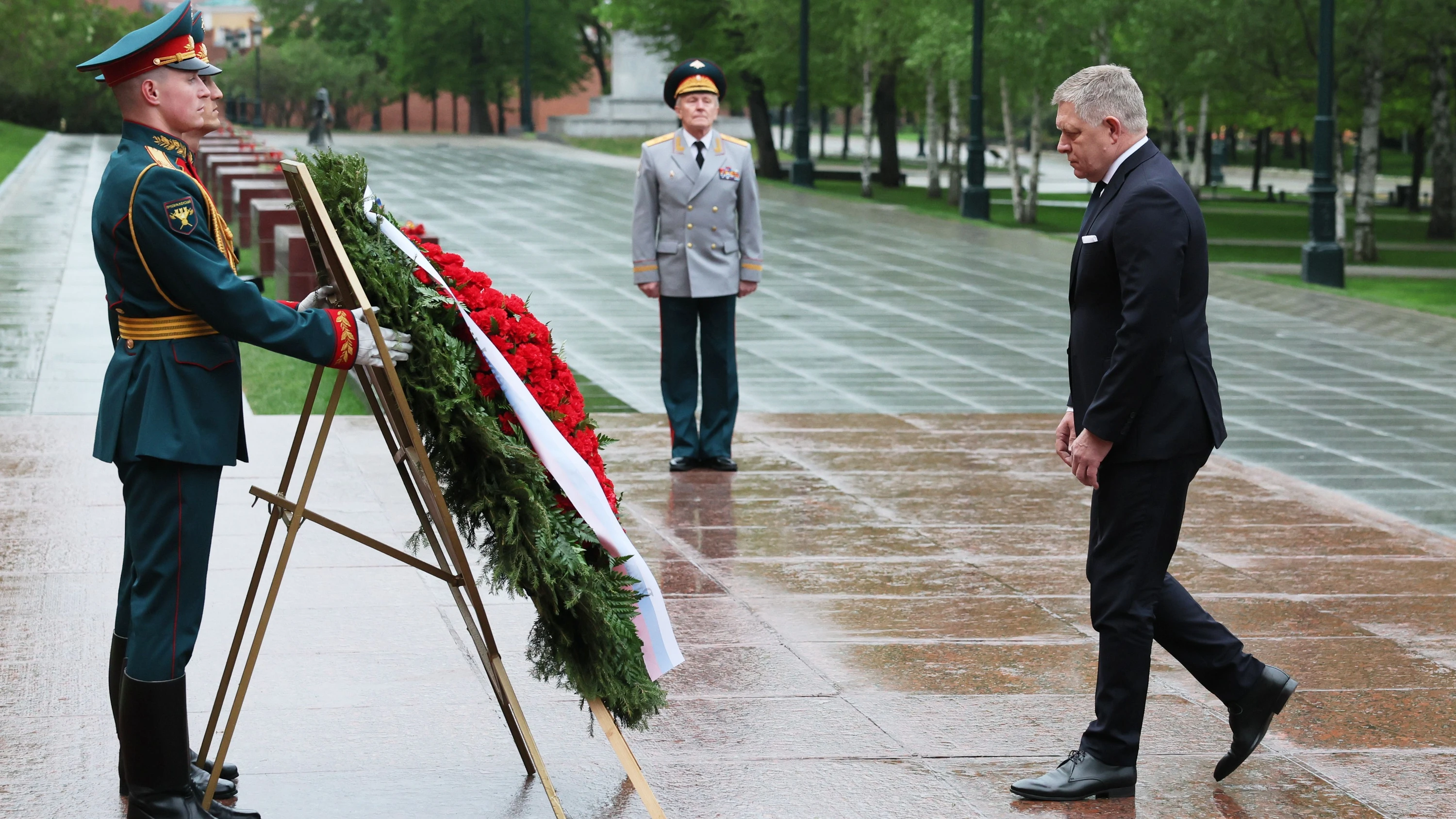 Reist gerne nach Russland: Der slowakische Ministerpräsident Robert Fico am 8. Mai am Grab des Unbekannten Soldaten in Moskau - dpa