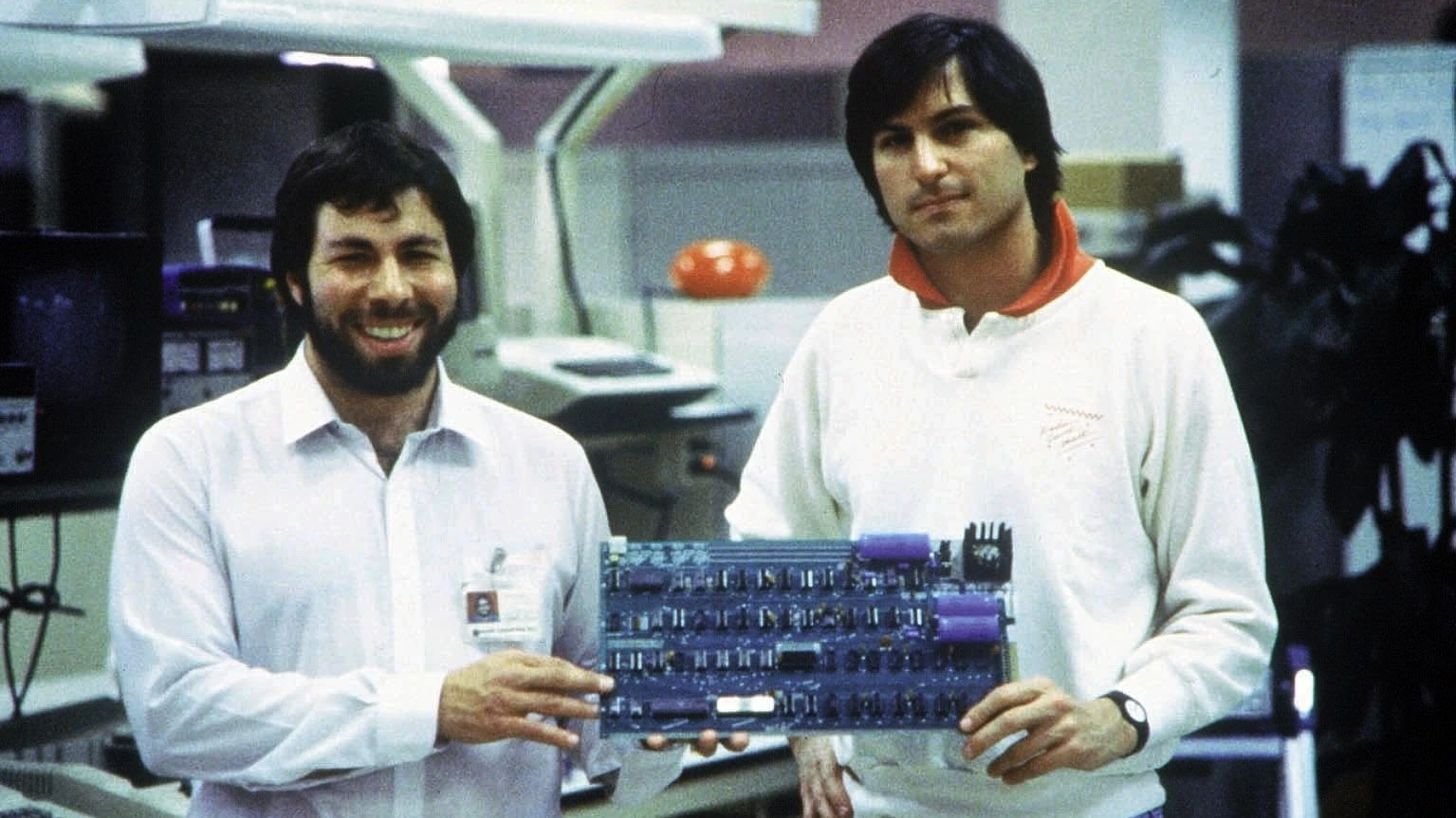 Technik, die begeistert: die Apple-Mitgründer Steve Jobs und Steve Wozniak (links) im Jahr 1978 mit einer Rechnerplatine des Apple I - dpa