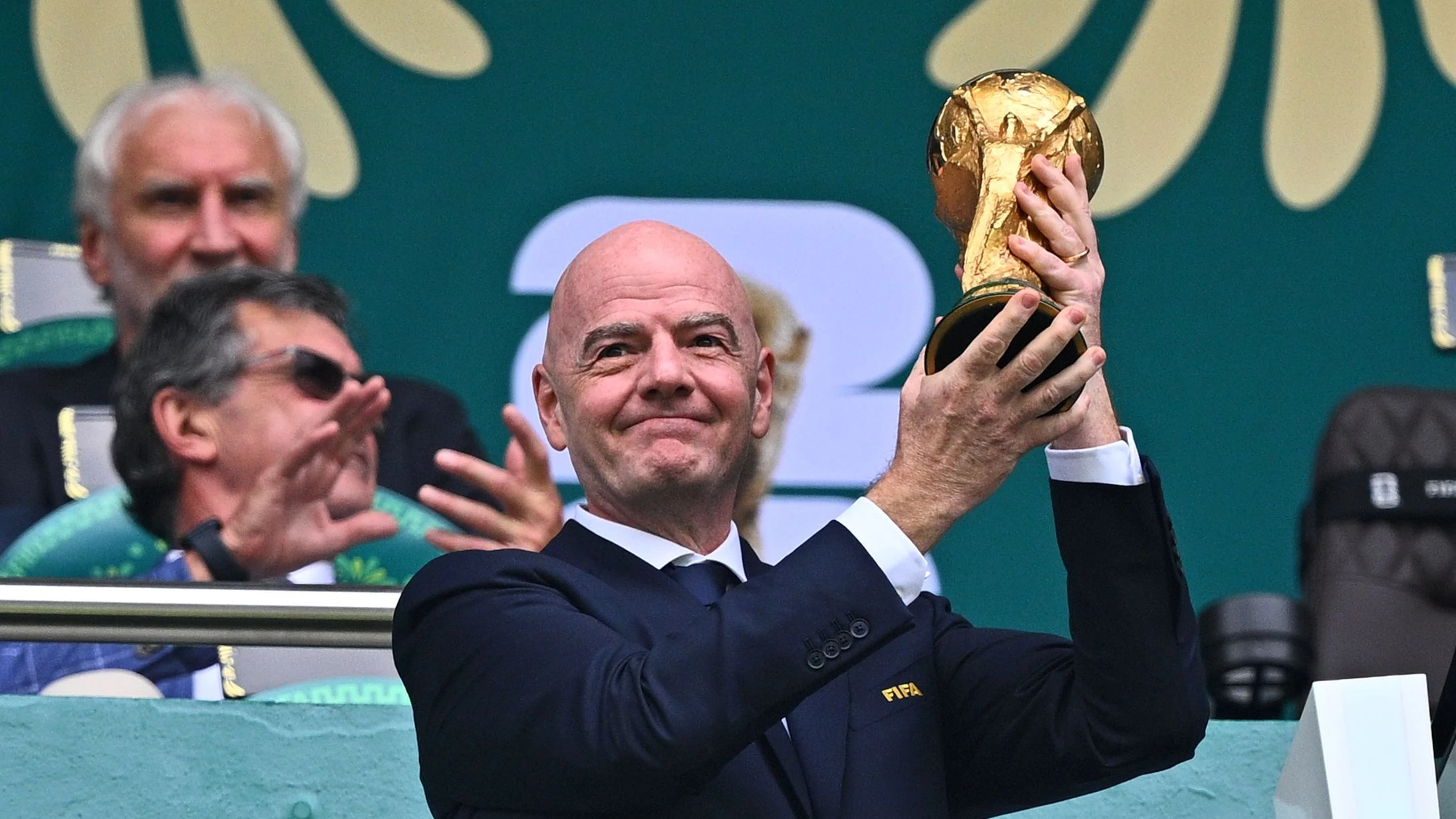 Im Stile eines Sonnenkönigs: FIFA-Präsident Gianni Infantino präsentiert den WM-Pokal. - dpa