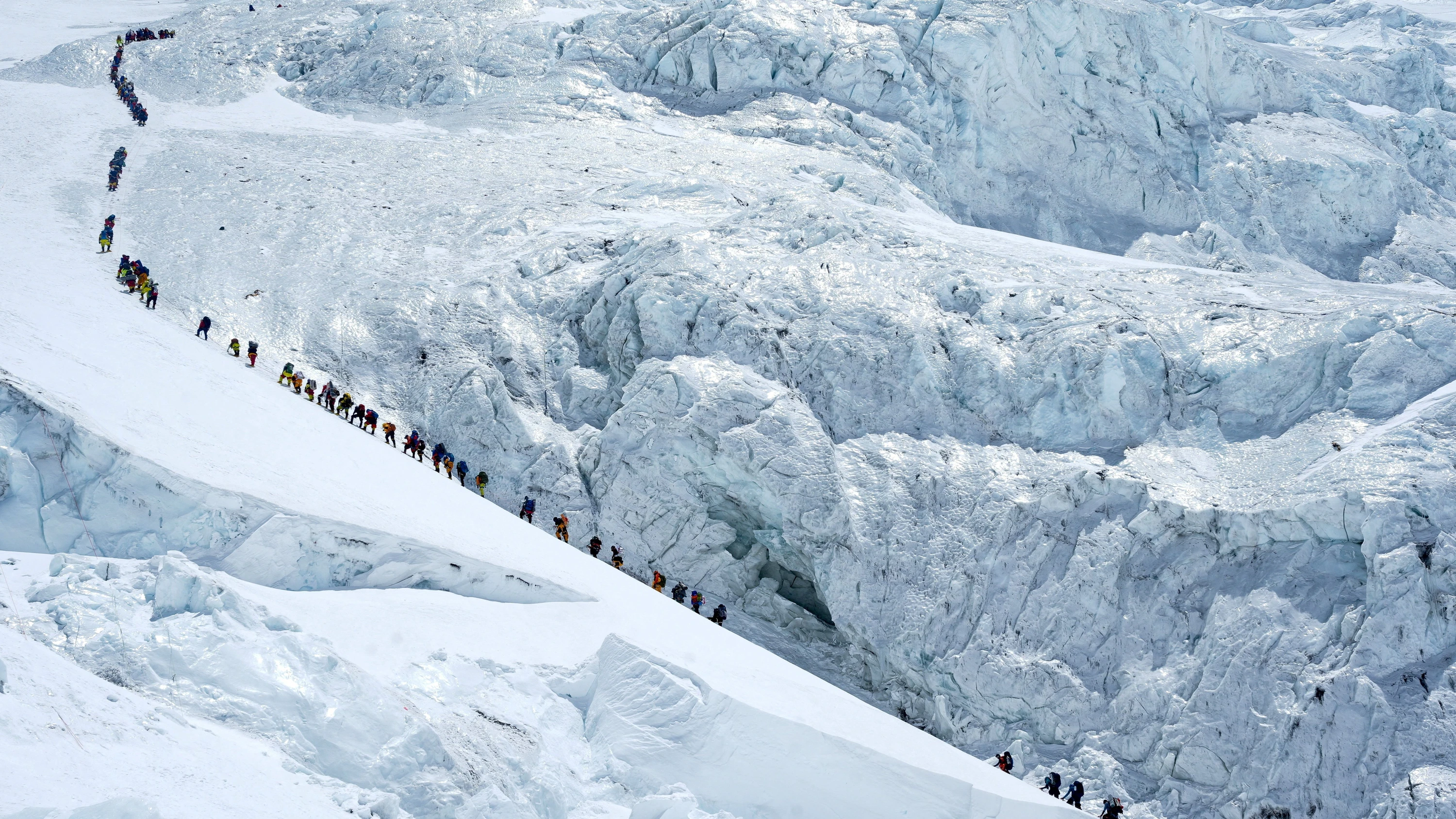 Lange schlangen: Es herrscht wieder Rushhour am höchsten Berg der Welt Lange schlangen: Es herrscht wieder Rushhour am höchsten Berg der Welt