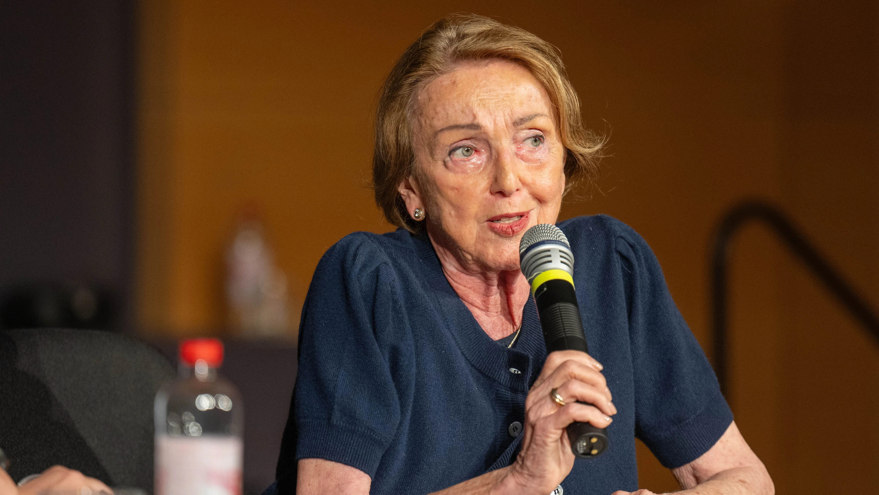 Wegweiserin: Eva Umlauf, eine der jüngsten Überlebenden des Holocaust, las in Gießen aus ihrem Appell-Buch „Genau so fängt es an“. - Wonge Bergmann