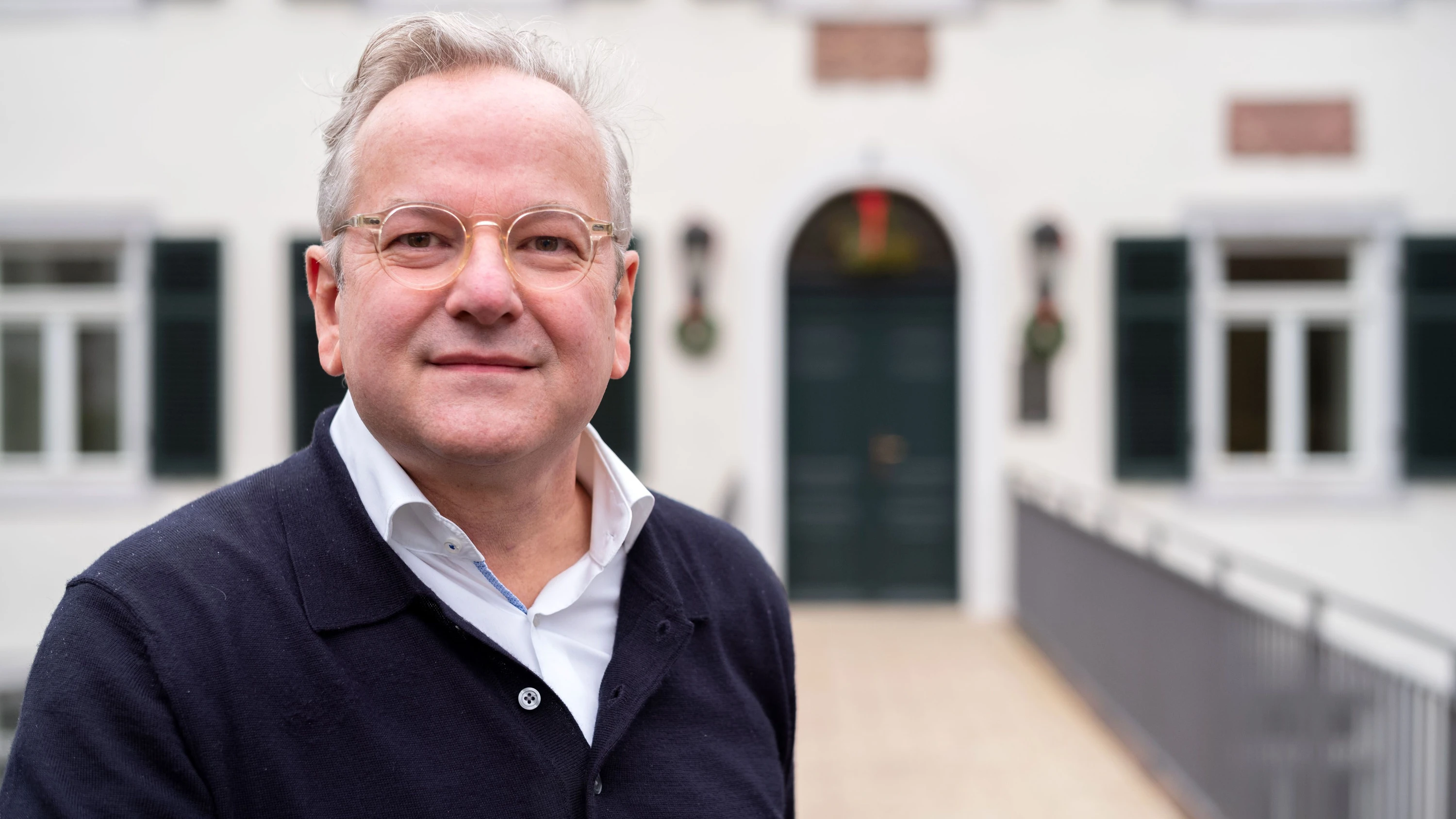 Brückenbauer: Clemens Greve vor dem Holzhausenschlösschen - Frank Röth