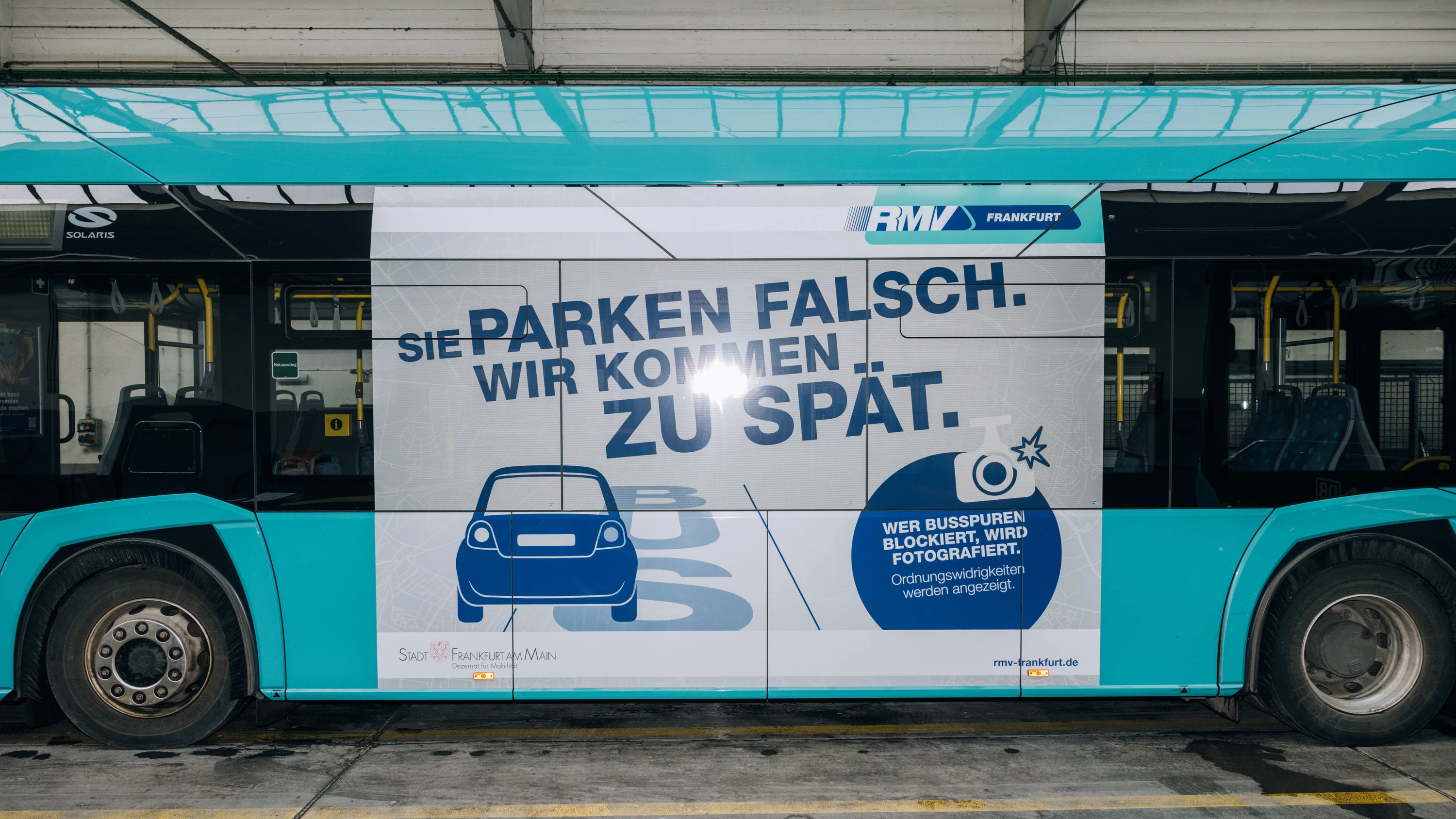 Eine Kampagne begleitet den Einsatz der Kameras in Frankfurter Bussen und Straßenbahnen. - Ben Kuhlmann