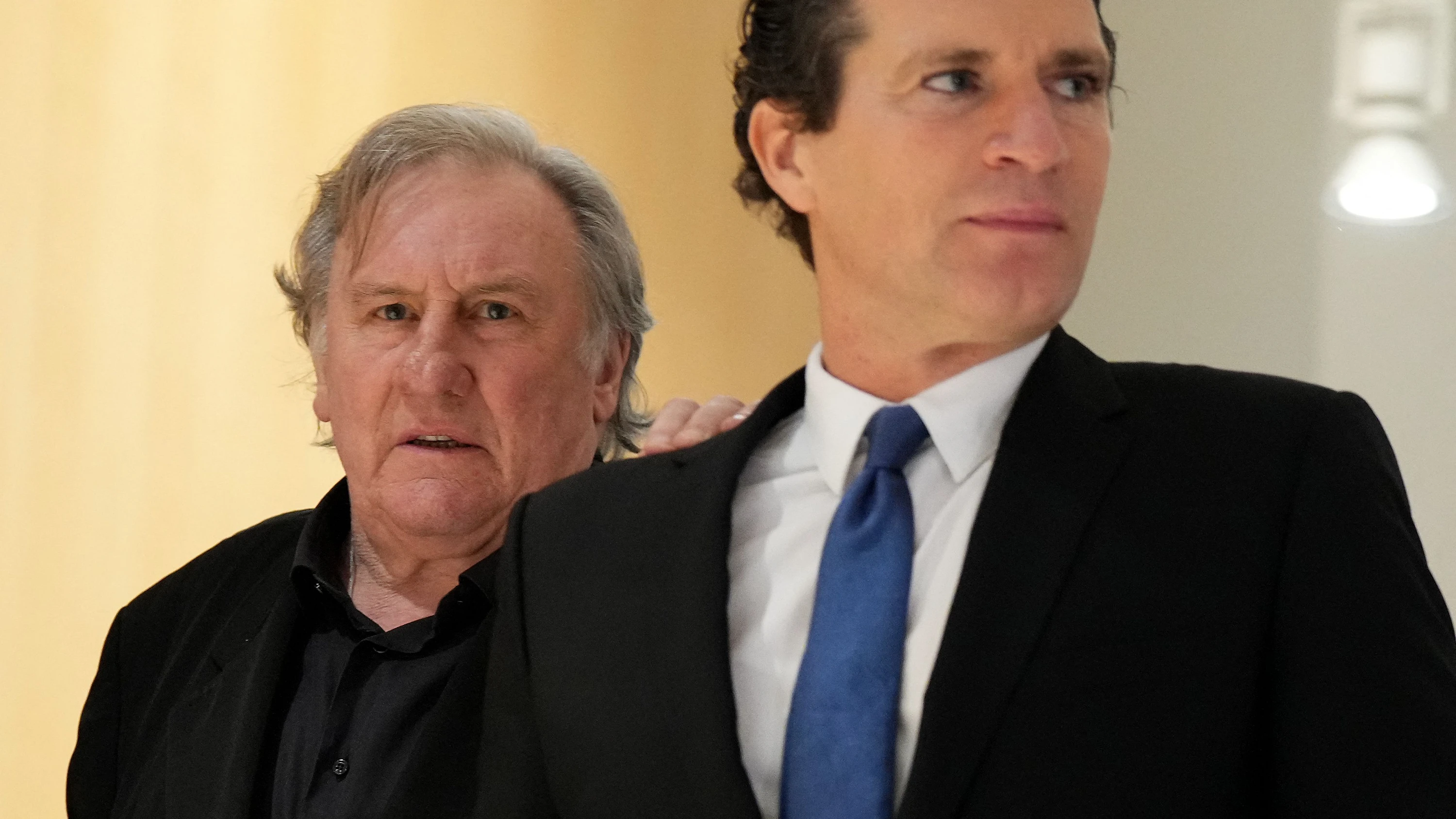 „Guck mal, wie sie sich reibt“: Gérard Depardieu zieht Diffamierungsklage zurück