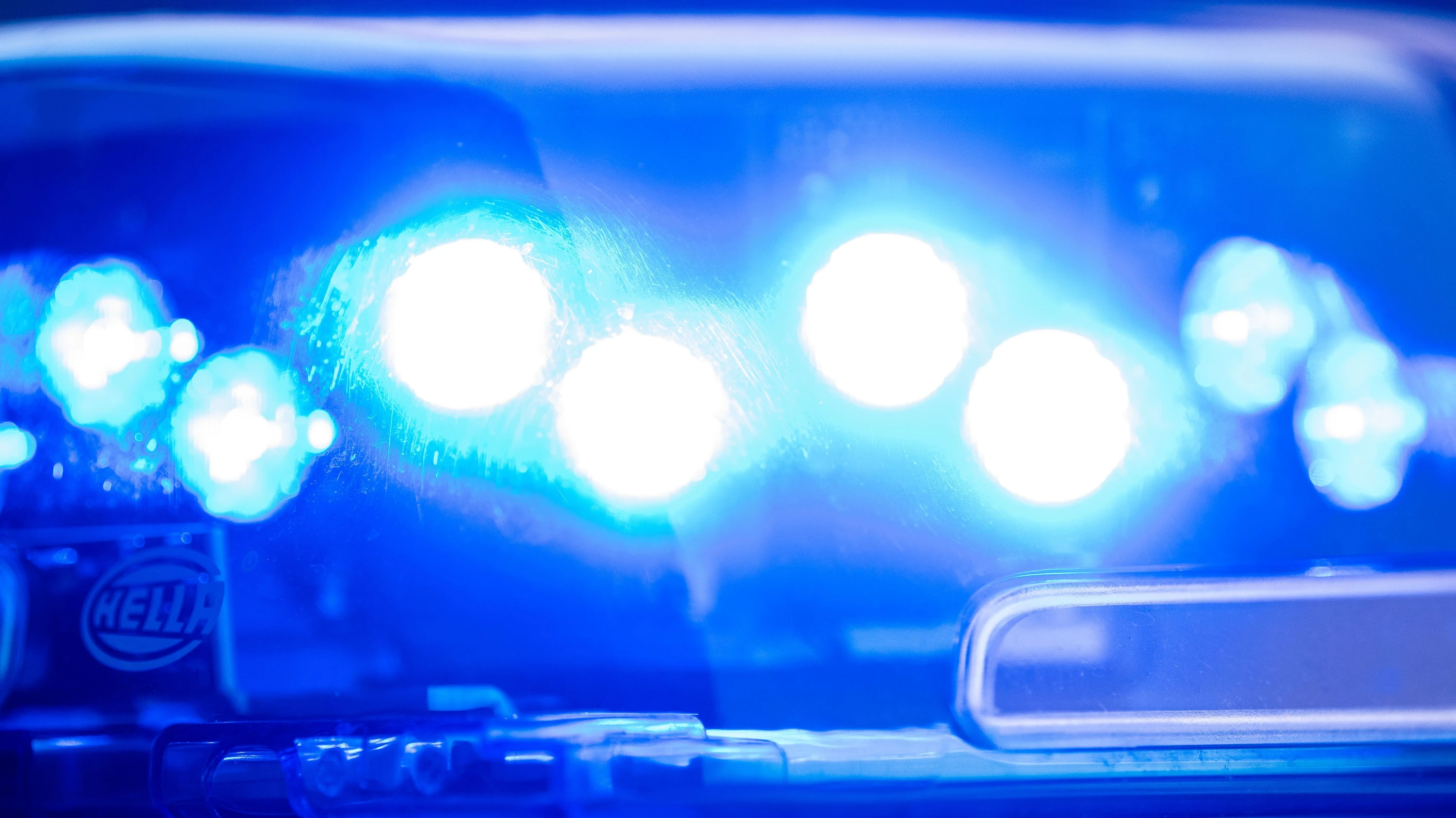 Einsatz: Ein Blaulicht leuchtet an einer Polizeistreife. - dpa