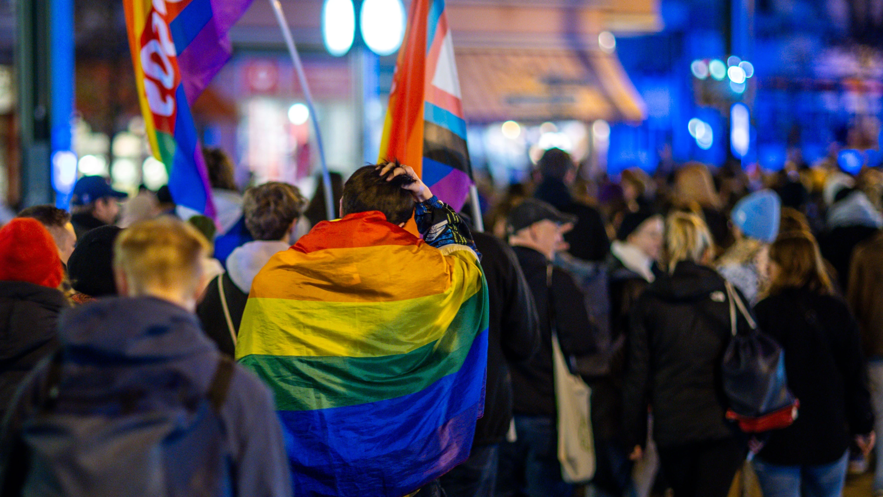Rostock: Demonstranten gehen mit einem Protestzug durch die Innenstadt und protestieren gegen den mutmaßlichen Brandanschlag auf eine Queer-Bar. - dpa