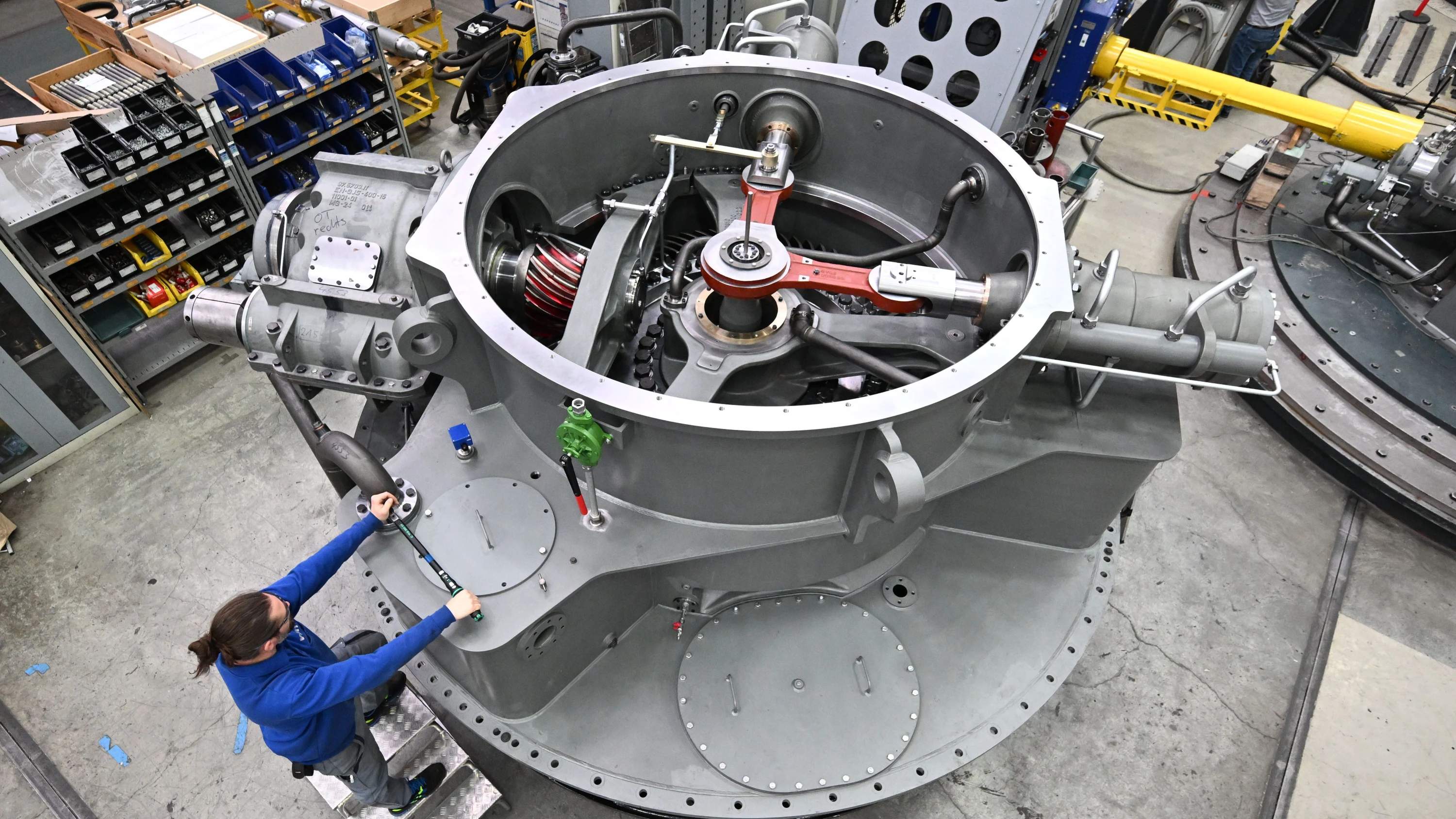 Ein Arbeiter schraubt am Stammsitz des Industrieunternehmens Voith in Heidenheim an einer Komponente für Antriebstechnik für Schiffe. - dpa