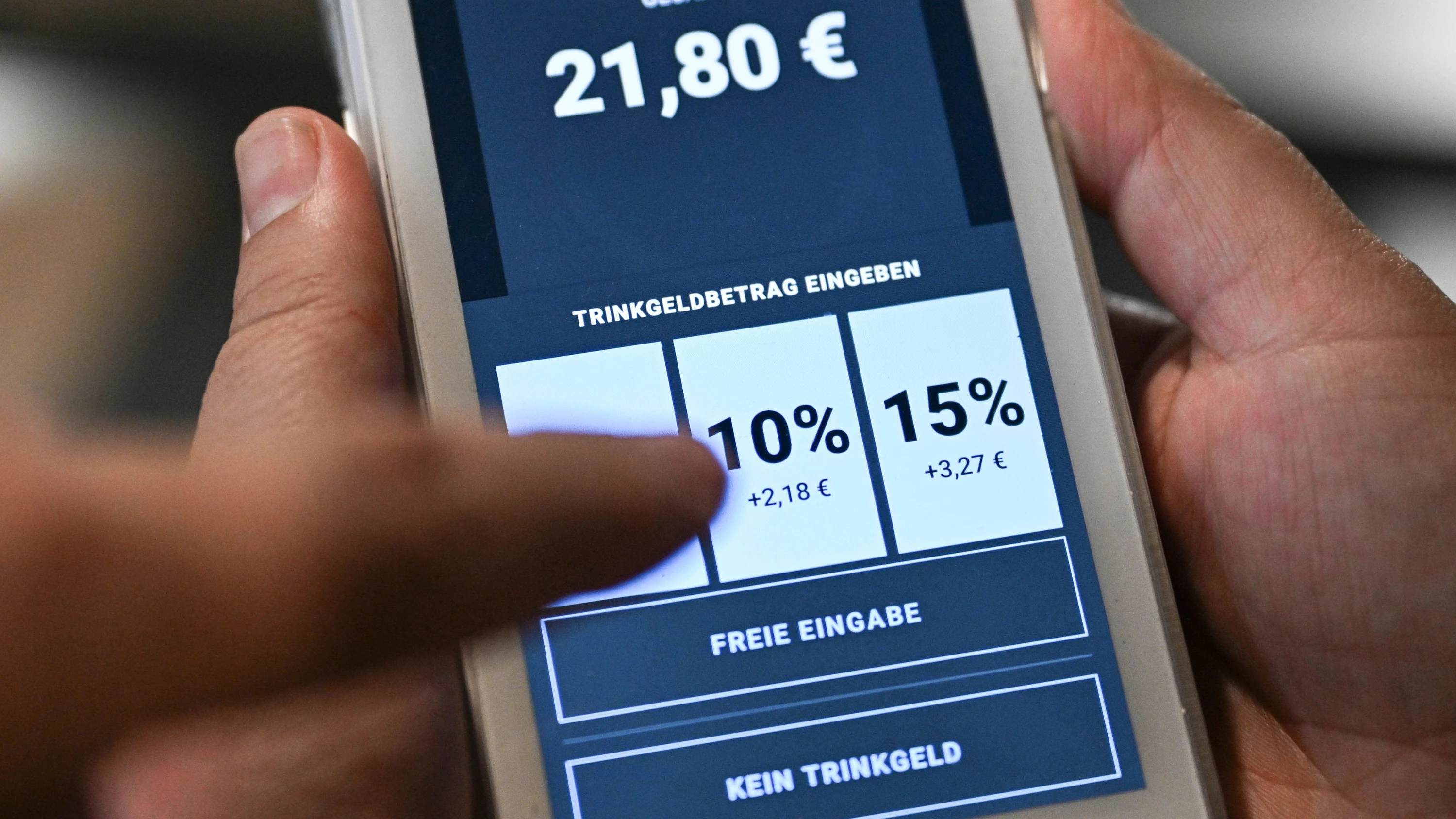 Zu viel Druck?: Verbraucherschützer monieren Tricks beim Trinkgeld per Karte Zu viel Druck?: Verbraucherschützer monieren Tricks beim Trinkgeld per Karte
