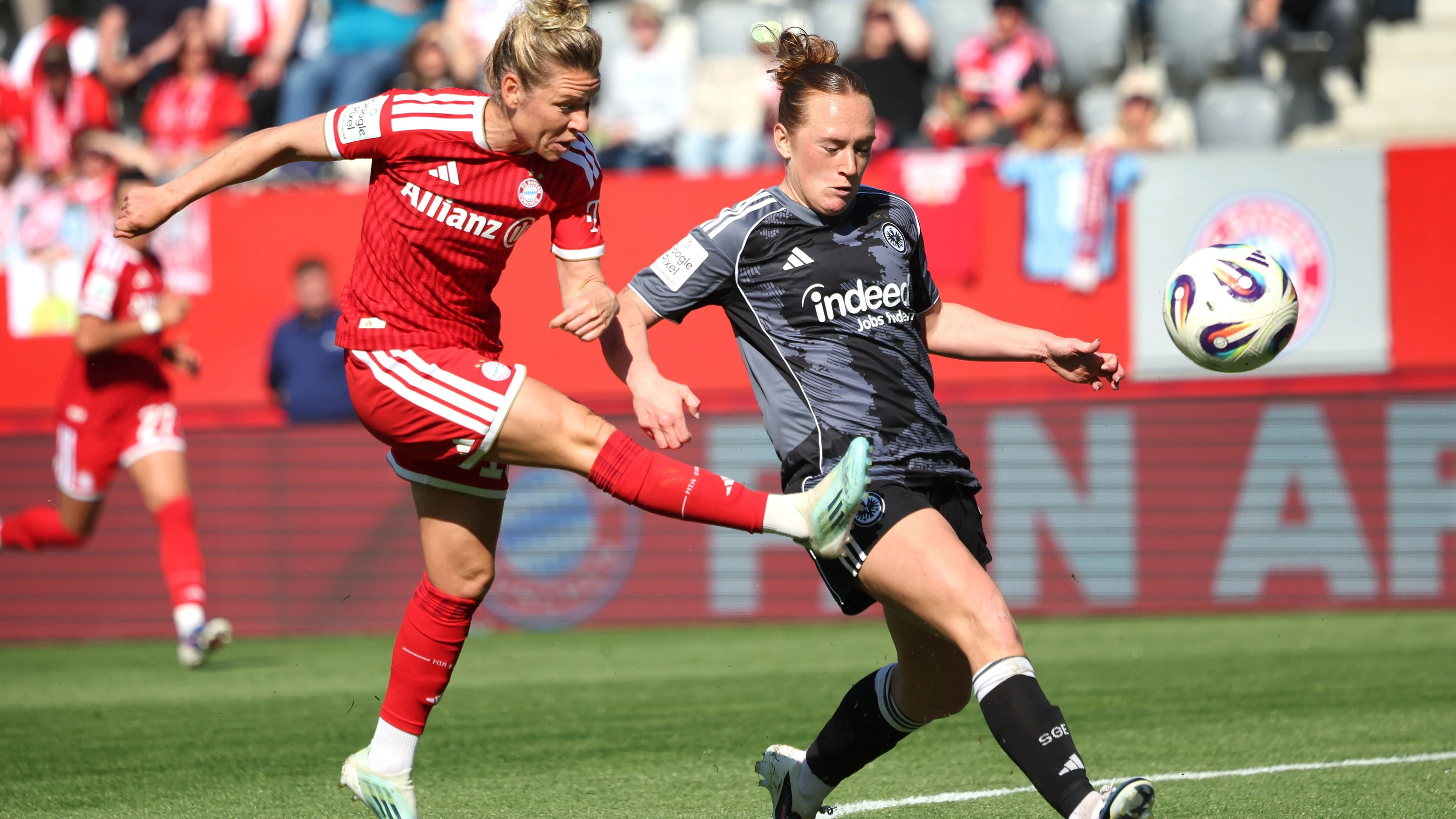 Chancenlos beim Meister: Die Eintracht-Frauen hoffen und bangen