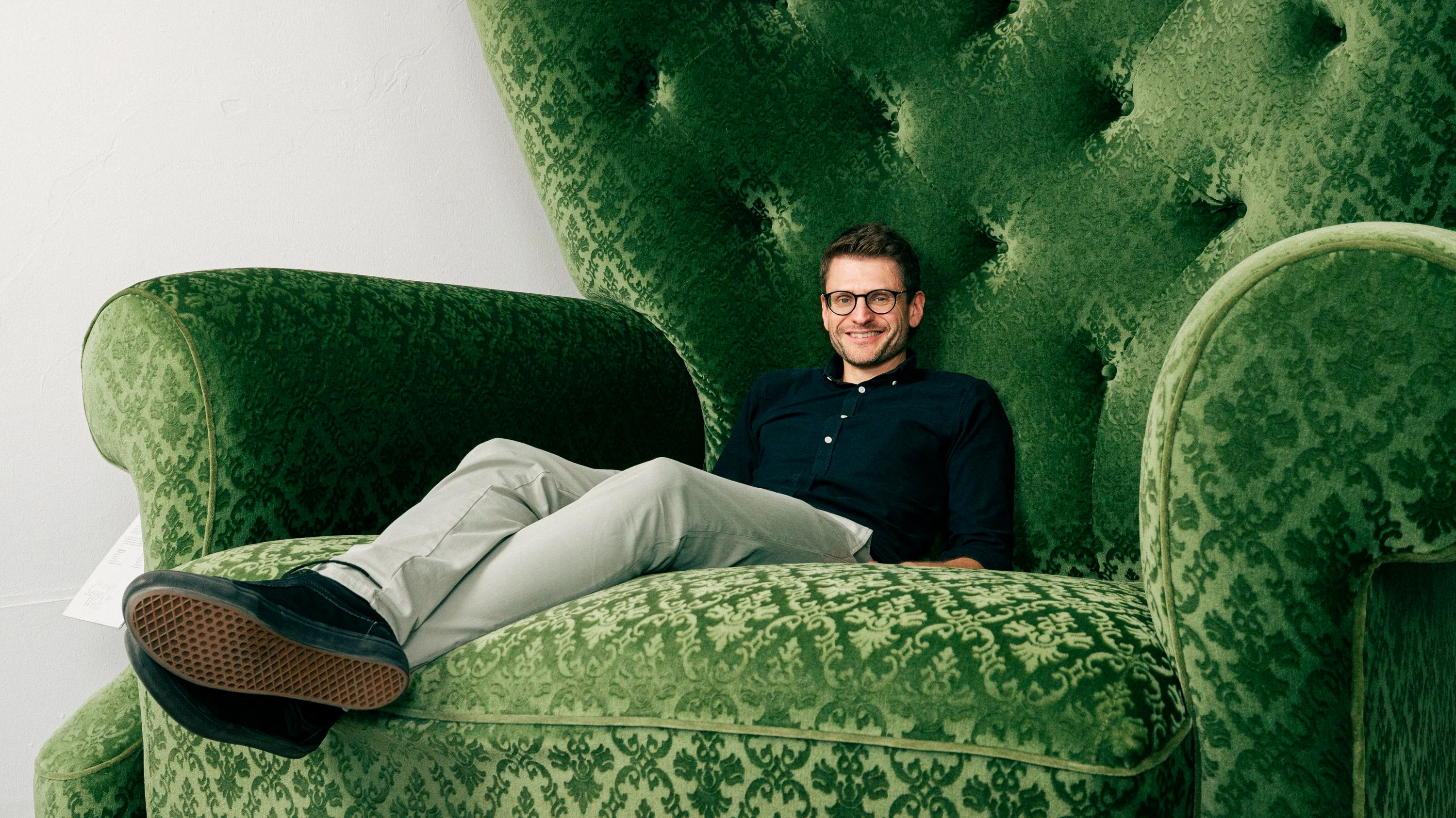 Sebastian Sinn, Geschäftsführer von Sinn Living, auf dem einst „größten Sessel der Welt“ - Carlotta Steinkamp