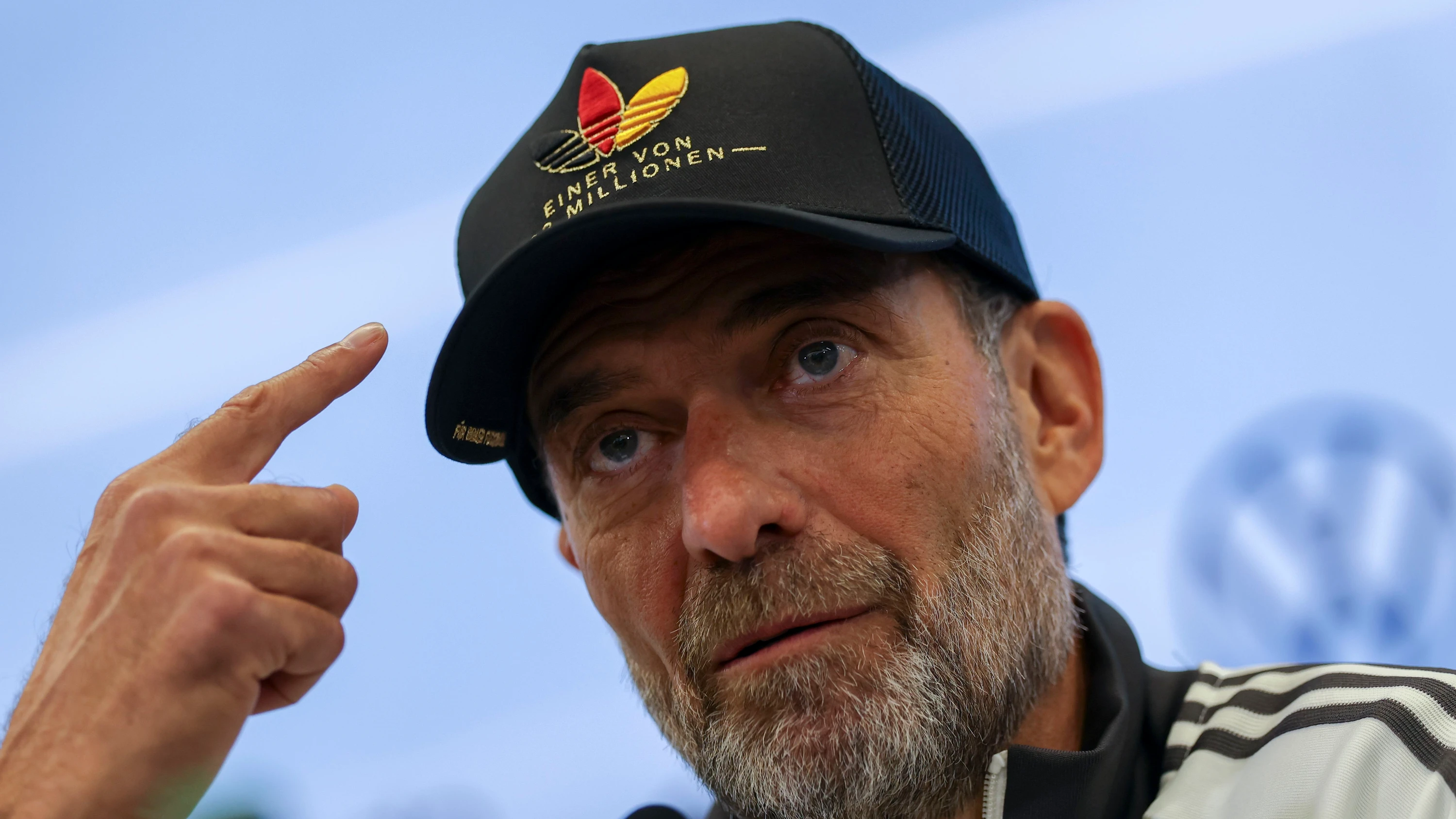 „Einer von 83 Millionen“: Nicht nur Jürgen Klopps Kappe sendet eine Botschaft. - EPA