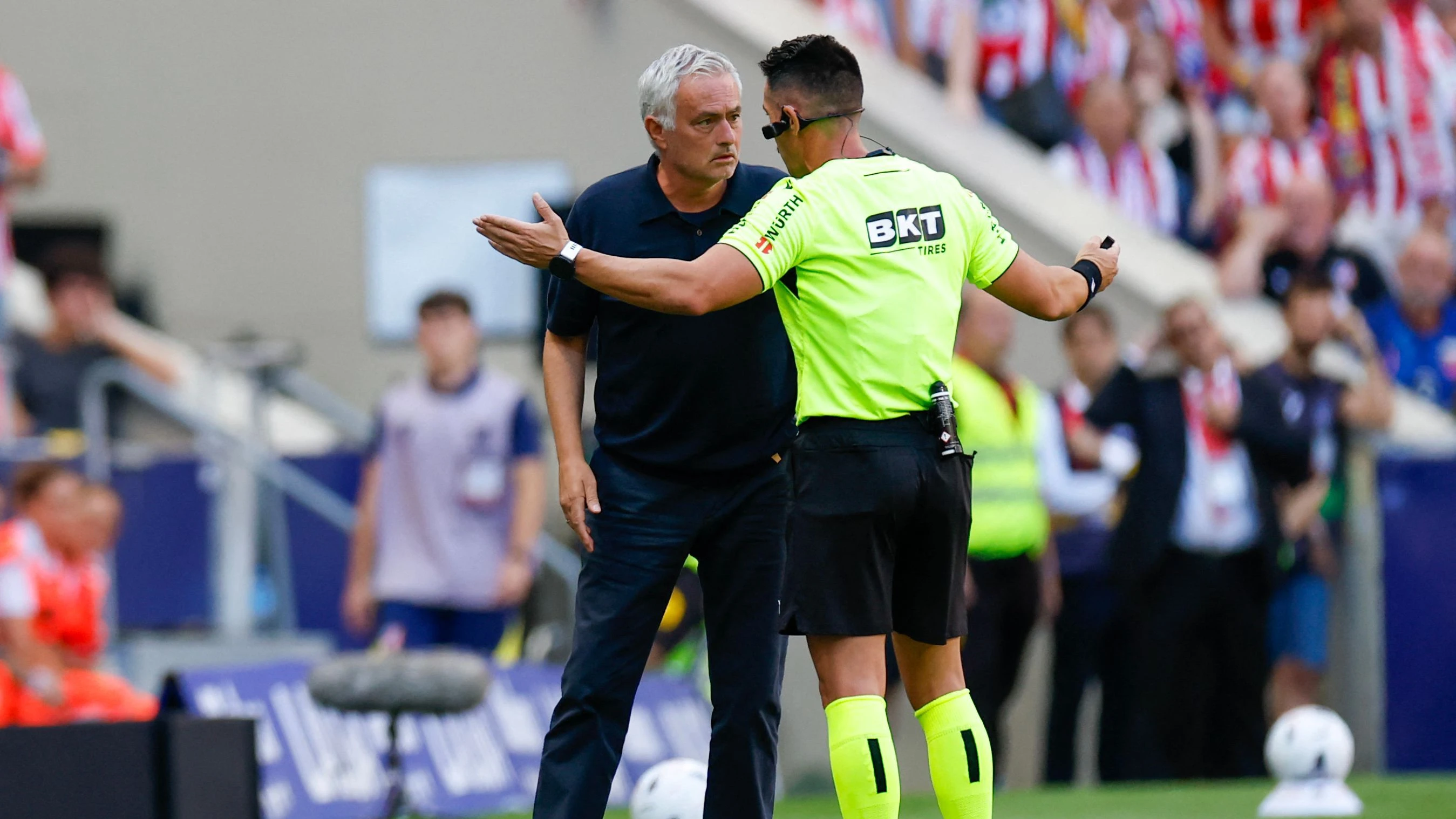 Schiedsrichter Miguel Angel Ortiz Arias muss sich von Real-Trainer José Mourinho einiges anhören. - AFP