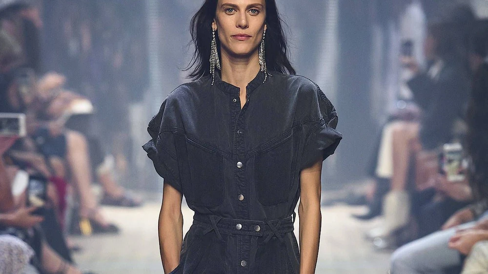 Jetzt auch bürotauglich: Bei Isabel Marant werden Boilersuits mit langen Ohrringen kombiniert.
