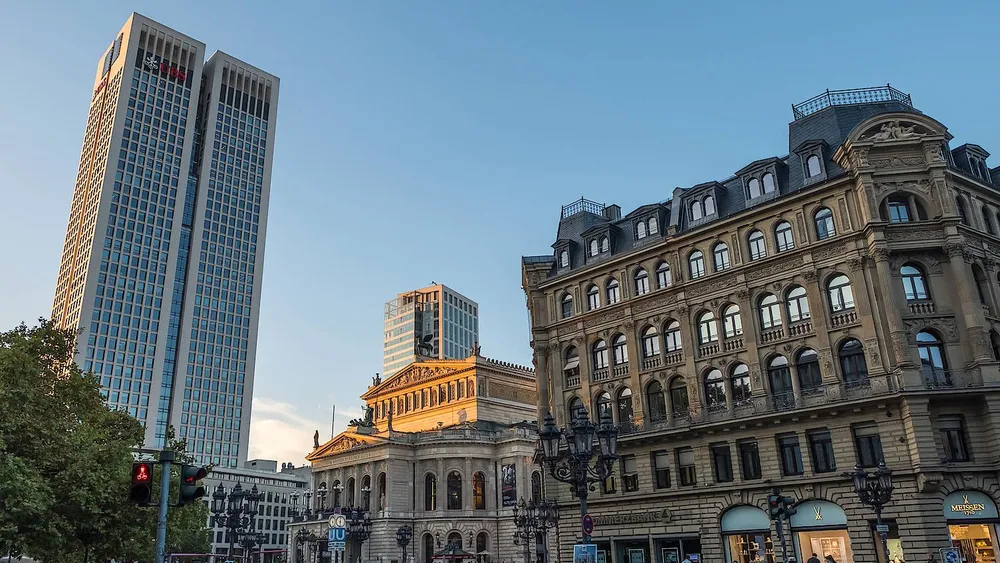 Freshfields sitzt in Frankfurt im Opernturm.