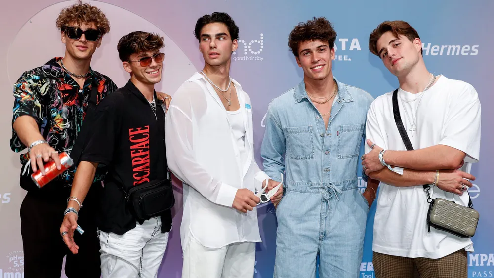 The Elevator Boys kommen zur Show der About You Fashion Week ins Kraftwerk – auch bei ihnen findet sich die ein oder andere Handtasche.
