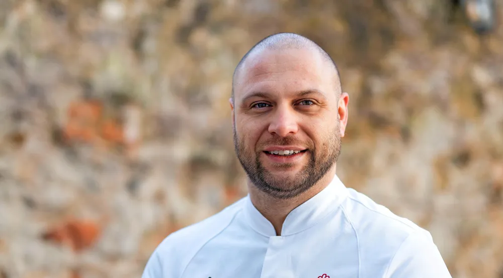 Ausgezeichnet: David Rink, Chefkoch und Mitbegründer des Restaurant Ox in Darmstadt, ist mit einem Michelin-Stern dekoriert worden.