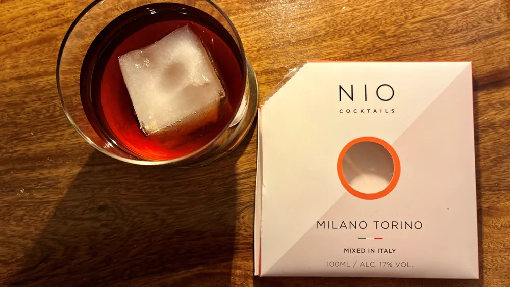 Ob Negroni, Manhattan, Cosmopolitan oder Dry Martini: Nio liefert sie im Trinkpäckchen.